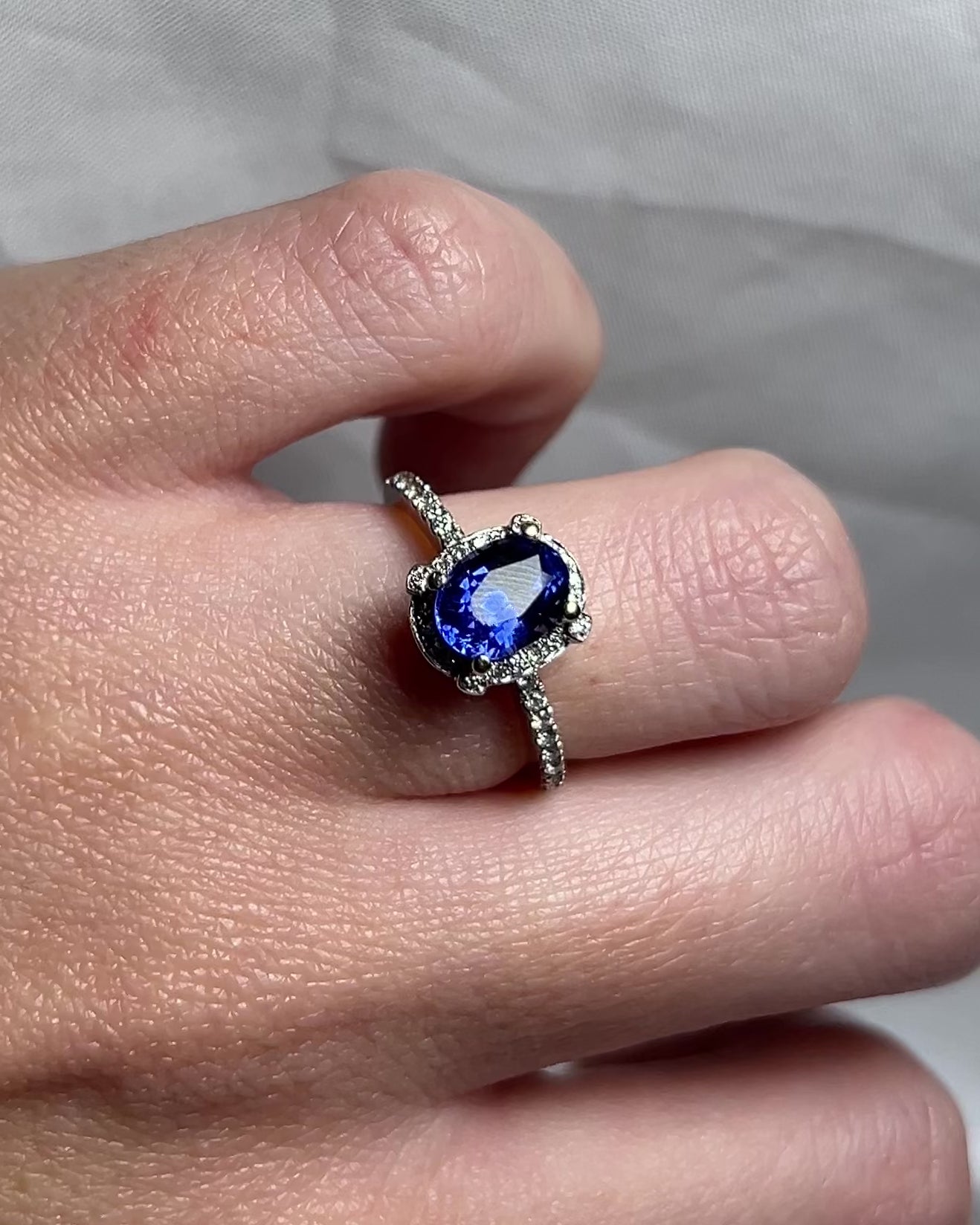 Anillo solitario zafiro 1.56 quilates y 52 diamantes &quot;Sabine&quot;