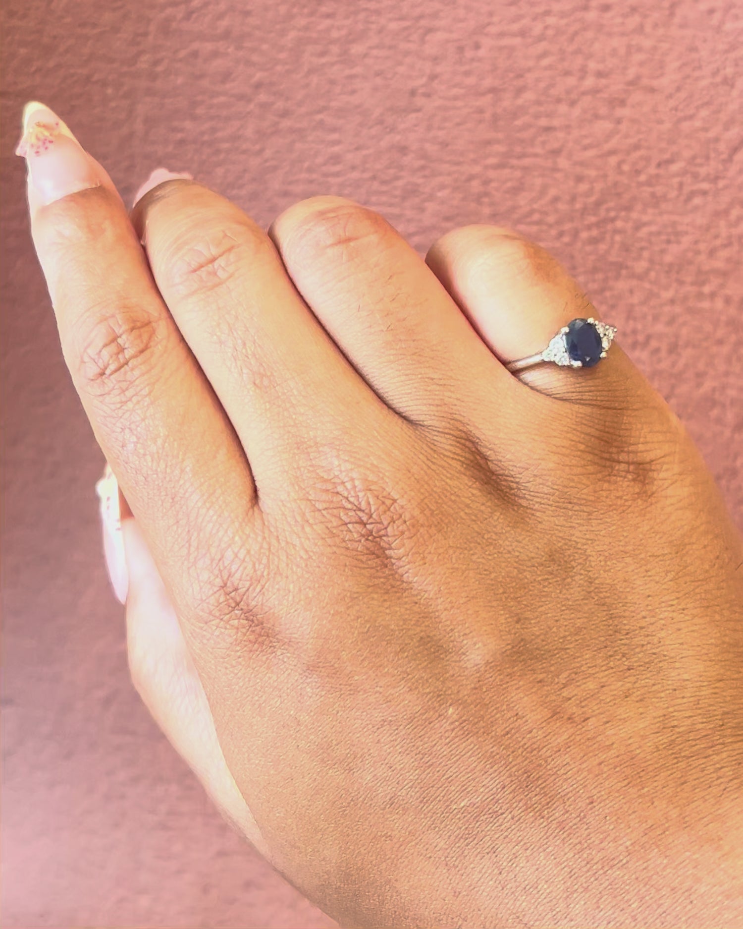 Anillo trilogía de zafiro de 0.85 quilates y diamantes «Aby»