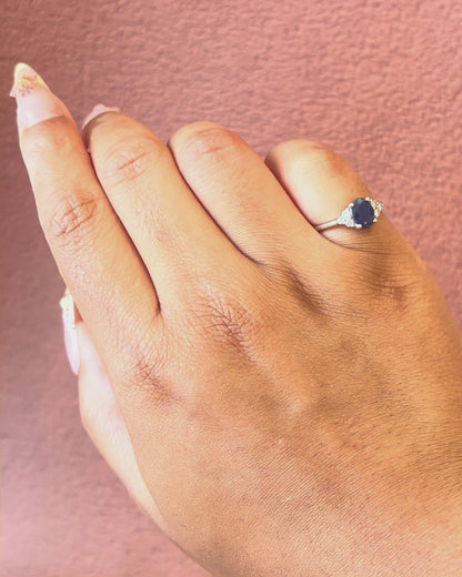 Anillo trilogía de zafiro de 0.85 quilates y diamantes «Aby»