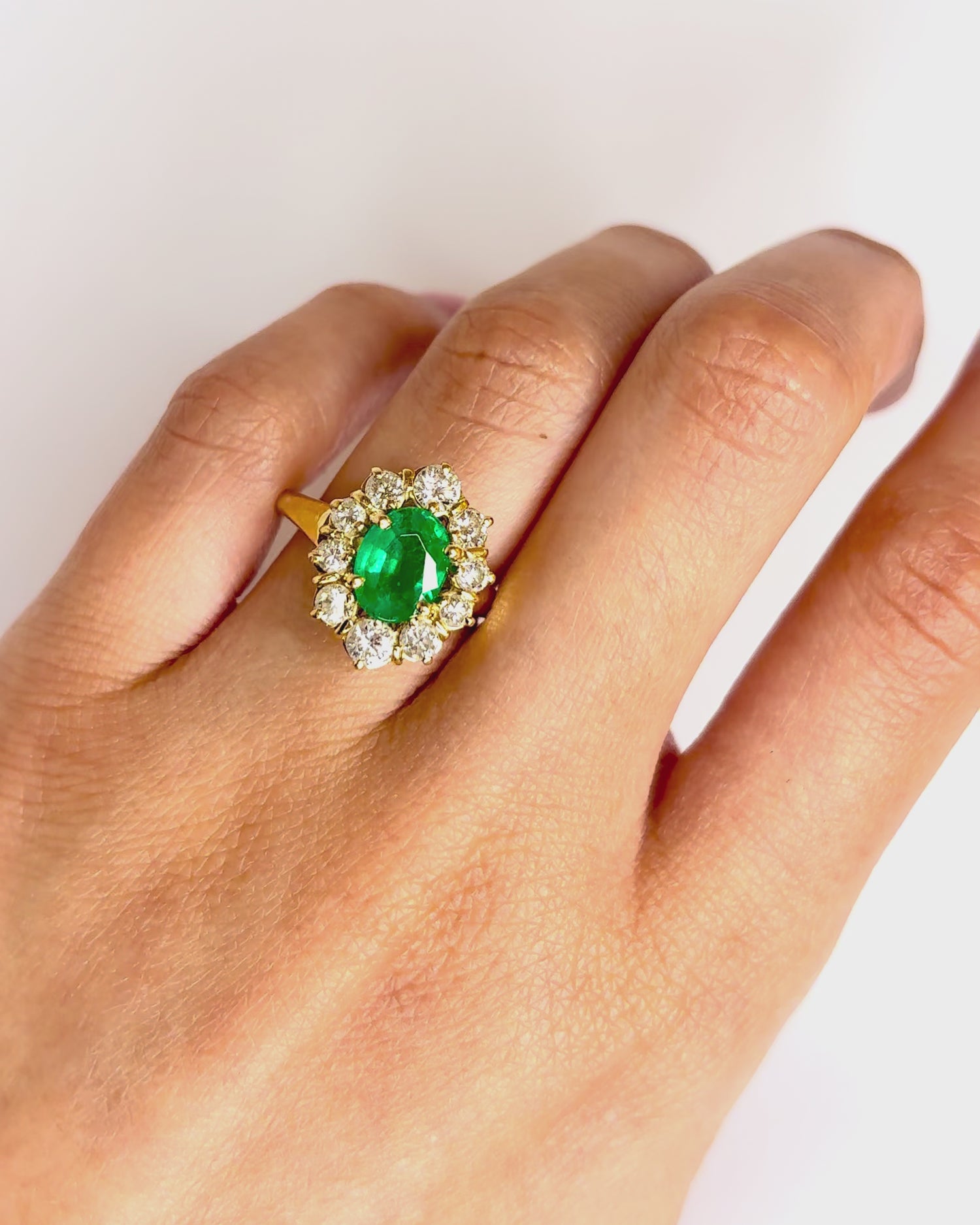 Marguerite Emerald Ring 1.33 carat, Diamonds 0.74 carat &amp; Gold 6.25g "Louison"