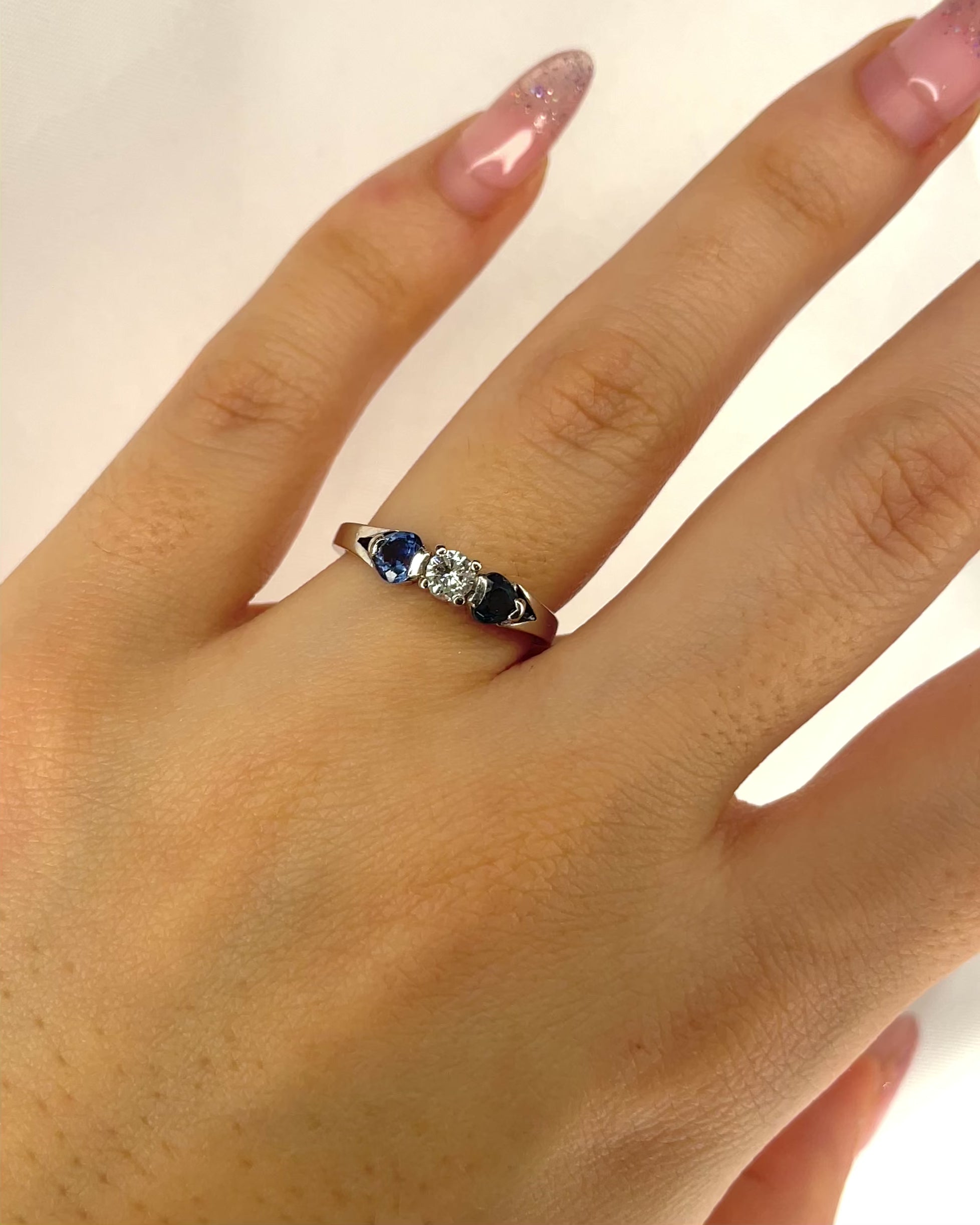 Anillo Trilogía Zafiros en forma de pera y Diamante "Mélissa"