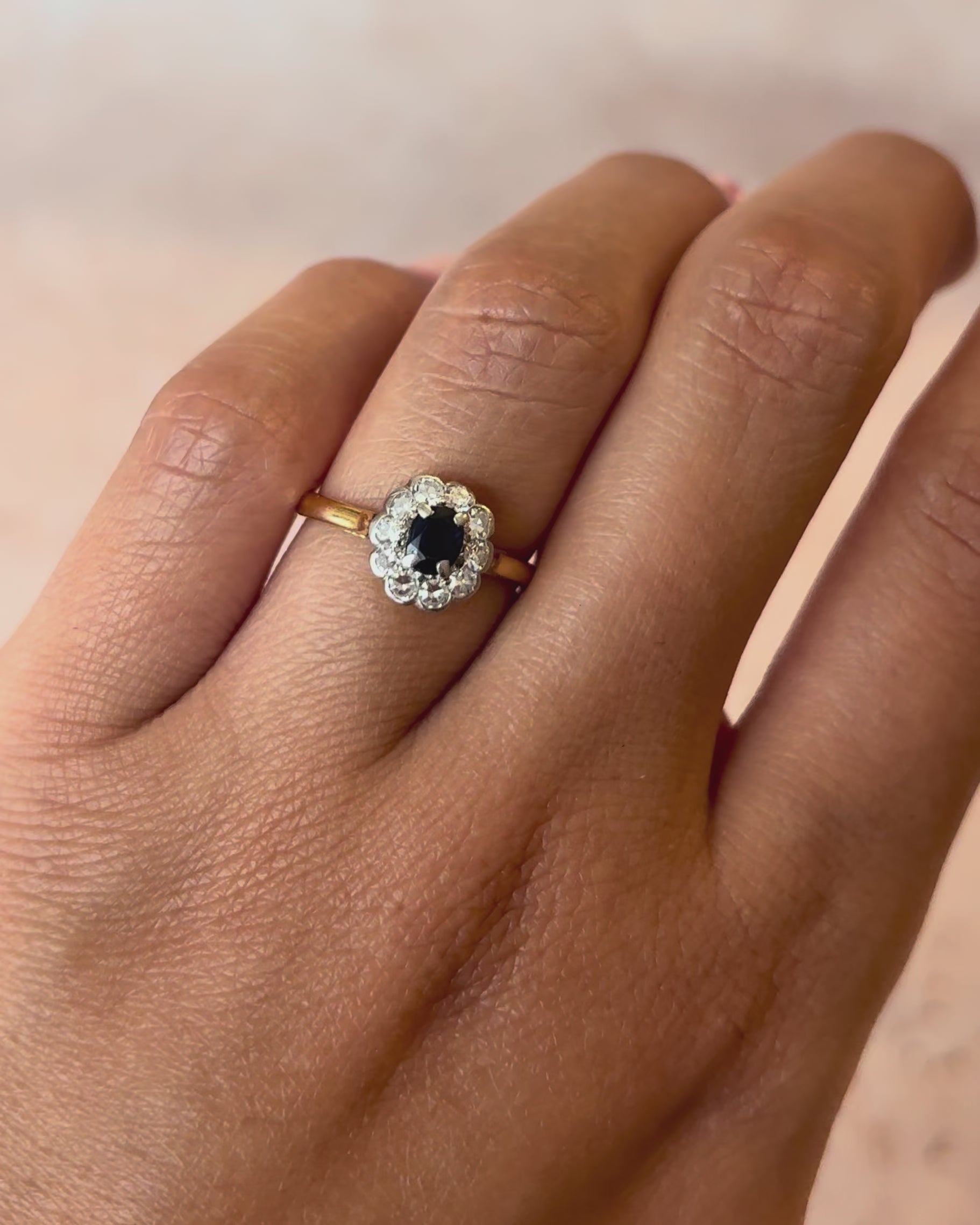 Anillo Marguerite Zafiro 0,40 quilates y Diamantes 0,30 quilates "Laura"