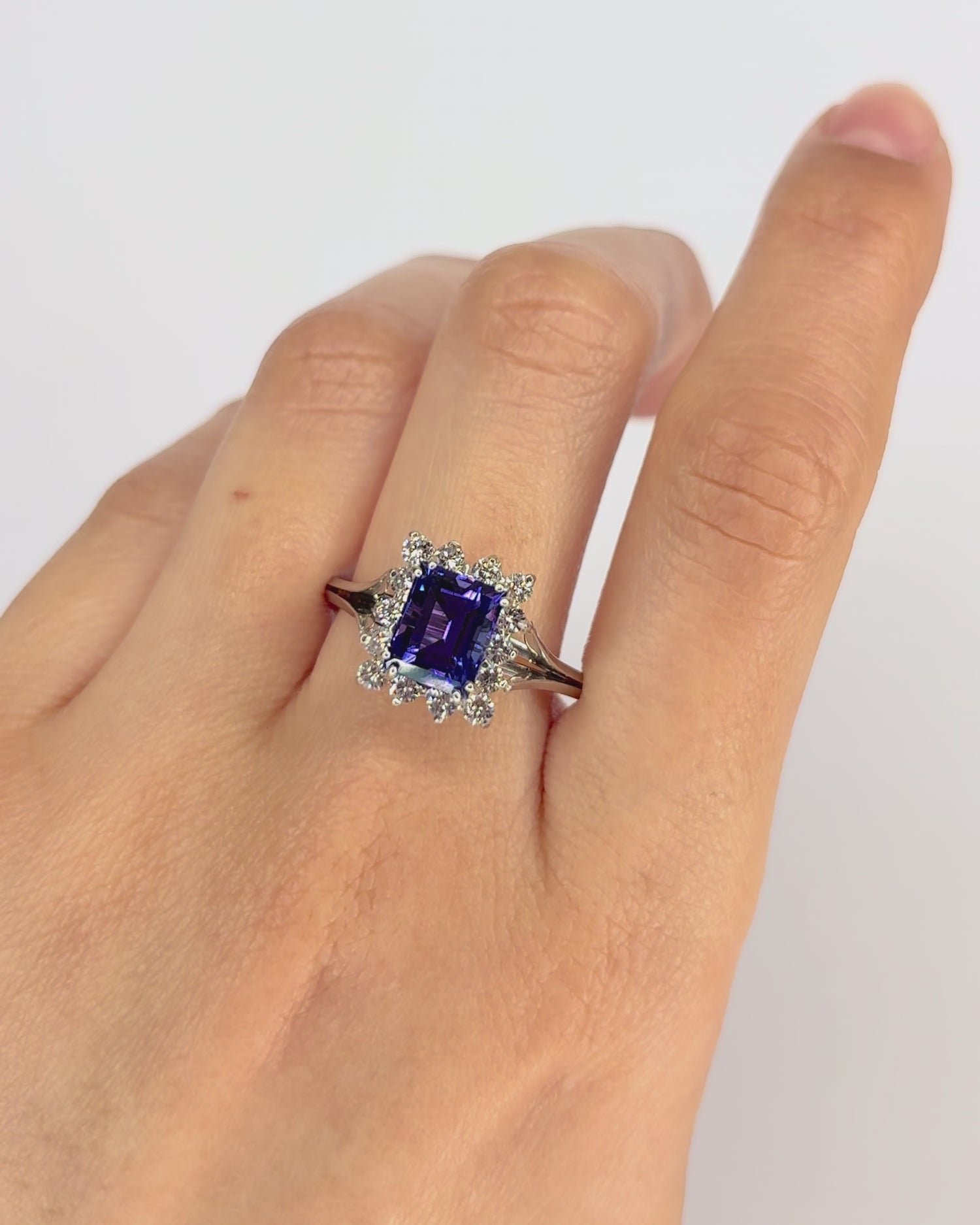 Anillo Marguerite Tanzanita 2.80 quilates y Diamantes 0.56 quilate "Anissa"