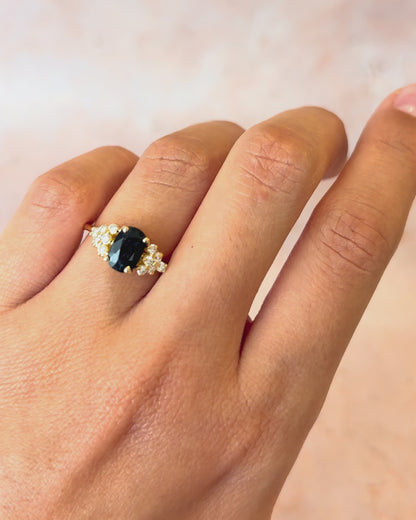 Anillo trilogía con zafiro de 1.15 quilates y diamantes de 0.24 quilates «Mona»