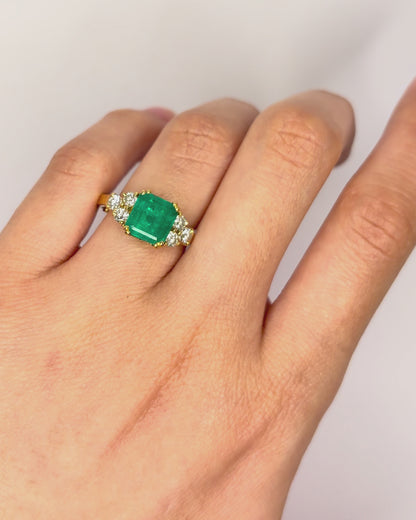 Anillo Trilogía Esmeralda 3 quilates y Diamantes 0,48 quilates "Anna"