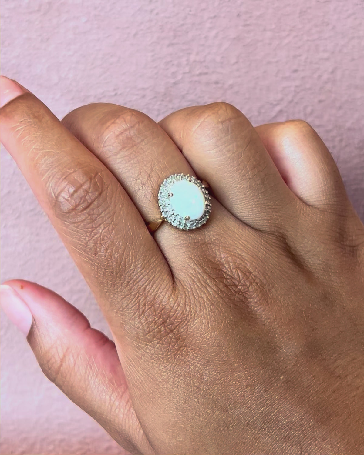 Anillo Margarita de ópalo de 0,85 quilates y diamantes de 0,42 quilates «Kiana»