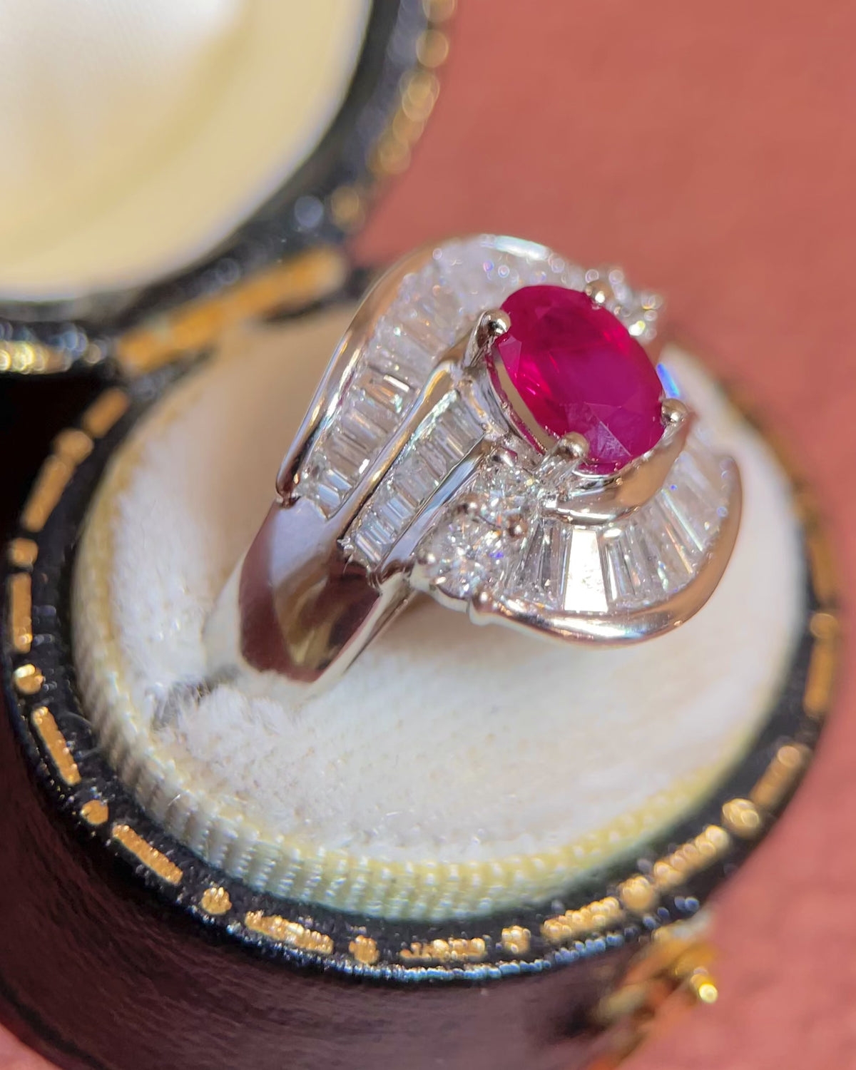 Anillo estilo Art Déco con rubí de 1.07 quilates y diamantes de 1.25 quilates, 8.63g "Flavia"