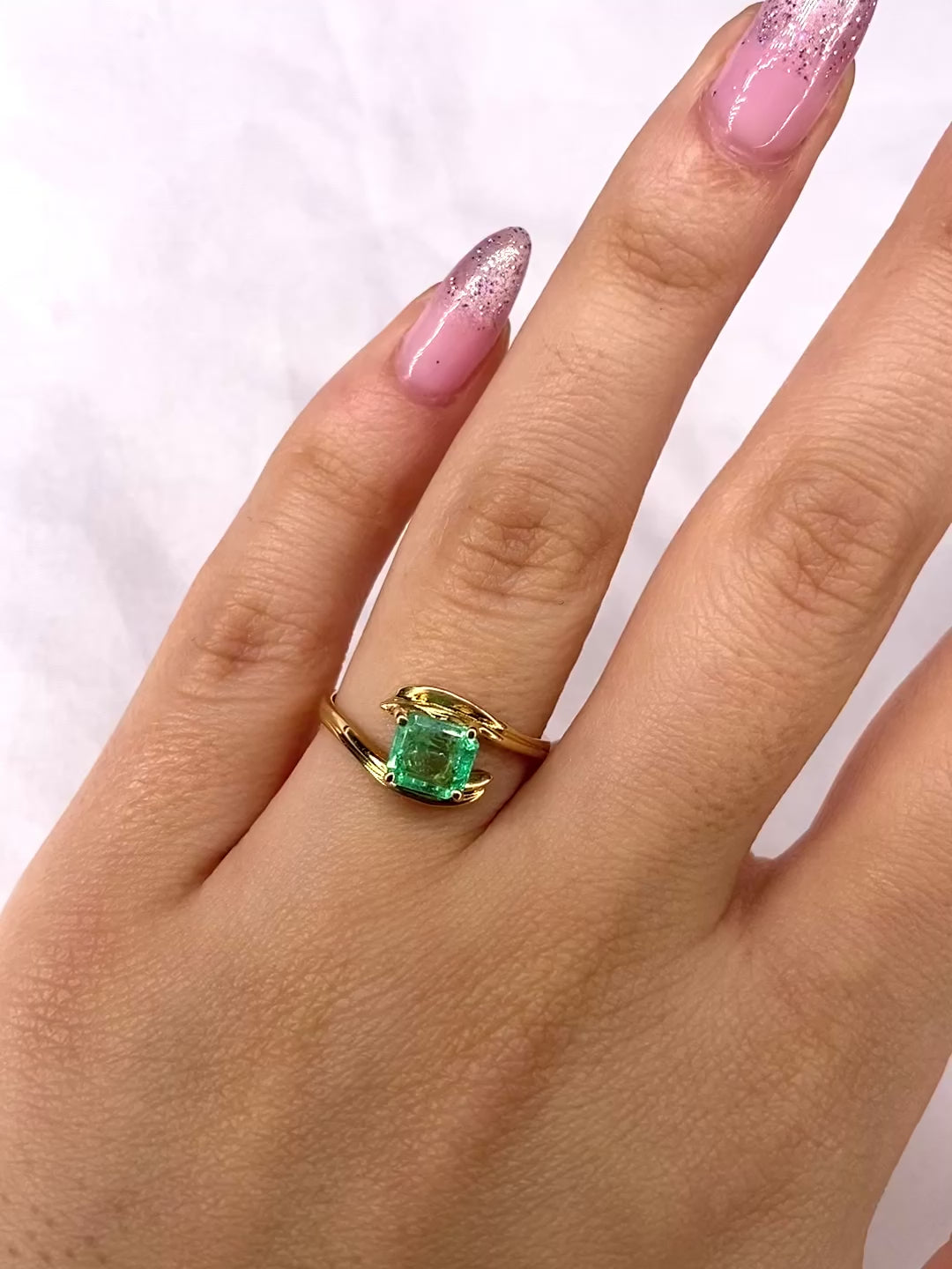 Emerald Tourbillon Ring 0.90 carat "Noémie"