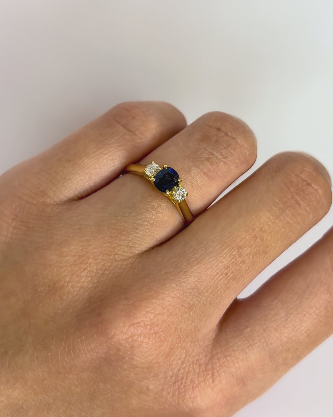 Bague Trilogie Saphir 0.52 ct &amp; Diamants 0.20 ct &quot;Evi&quot;
