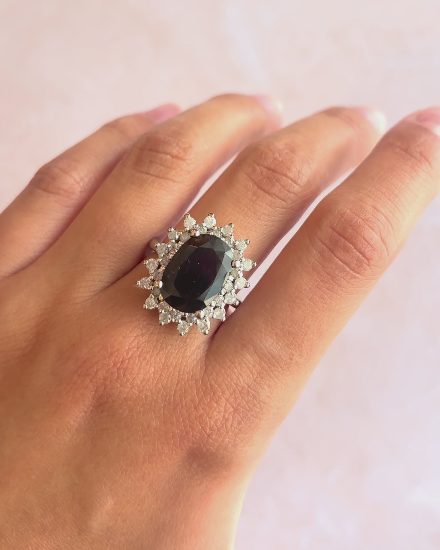 Anillo Marguerite Zafiro 5,80 quilates y Diamantes 0,96 quilates 9,79 g "Clara"