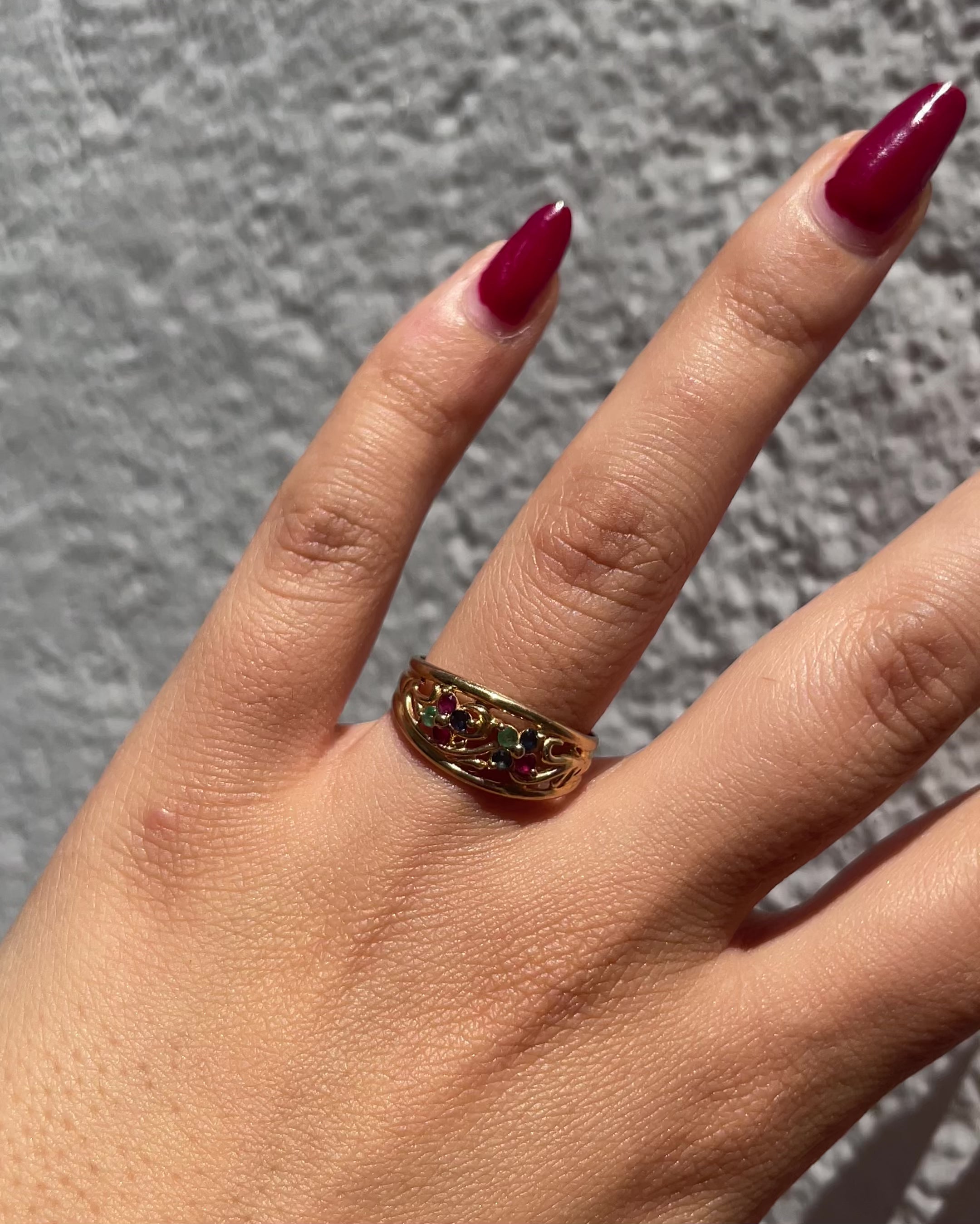 Anillo de banda con zafiros, rubíes y esmeraldas "Denova"