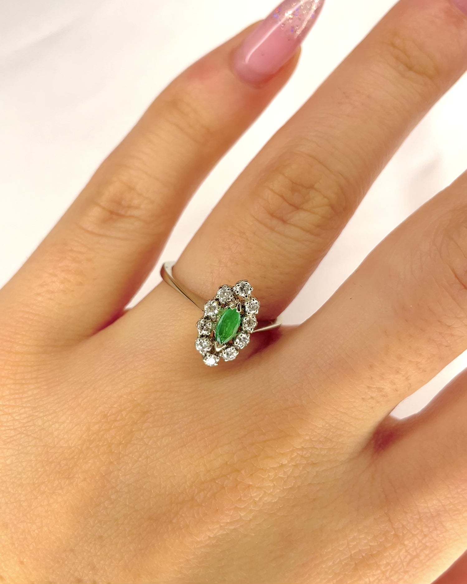 Anillo Margarita Esmeralda y Diamantes 0,30 quilates "Elisa"