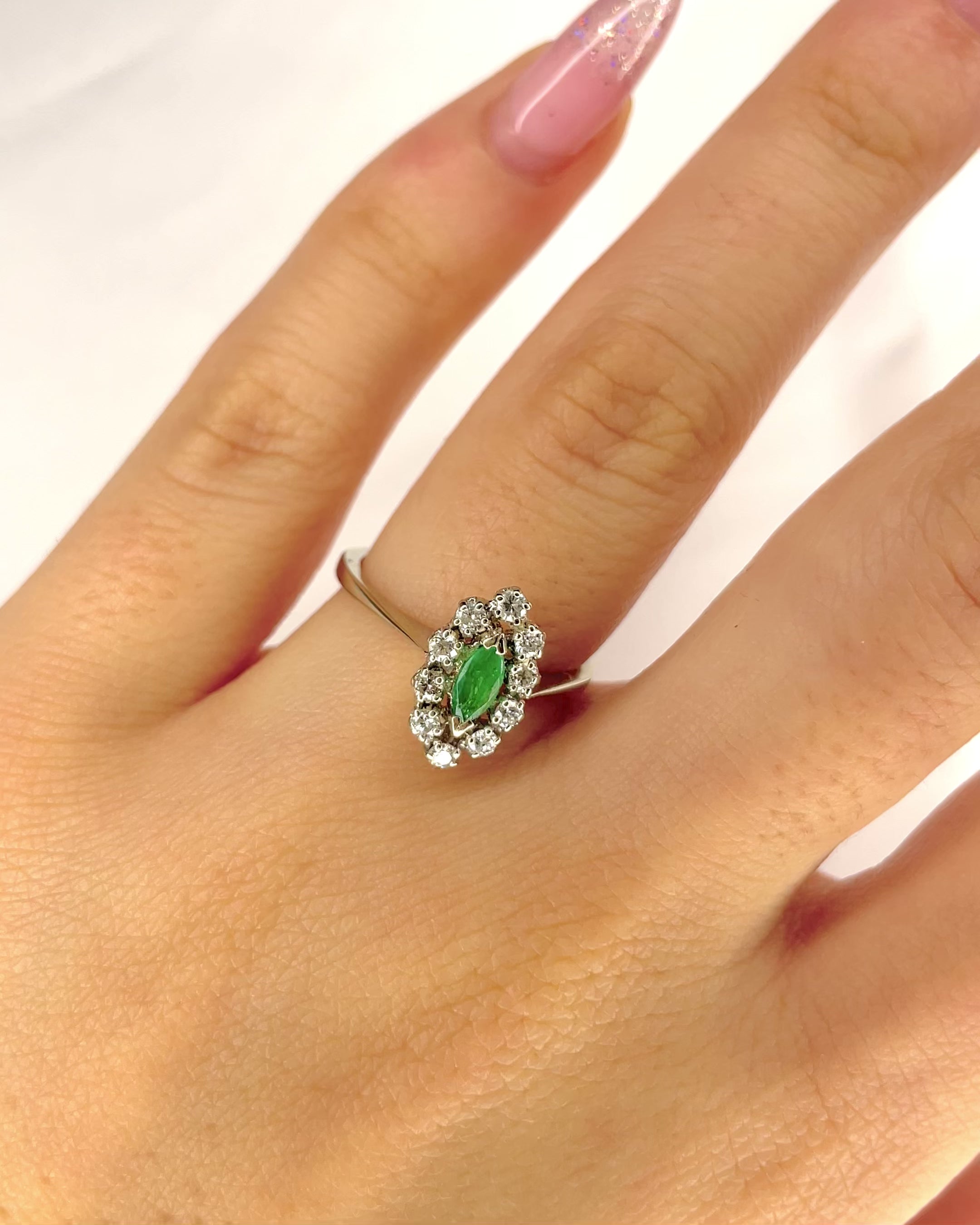 Anillo Margarita Esmeralda y Diamantes 0,30 quilates "Elisa"