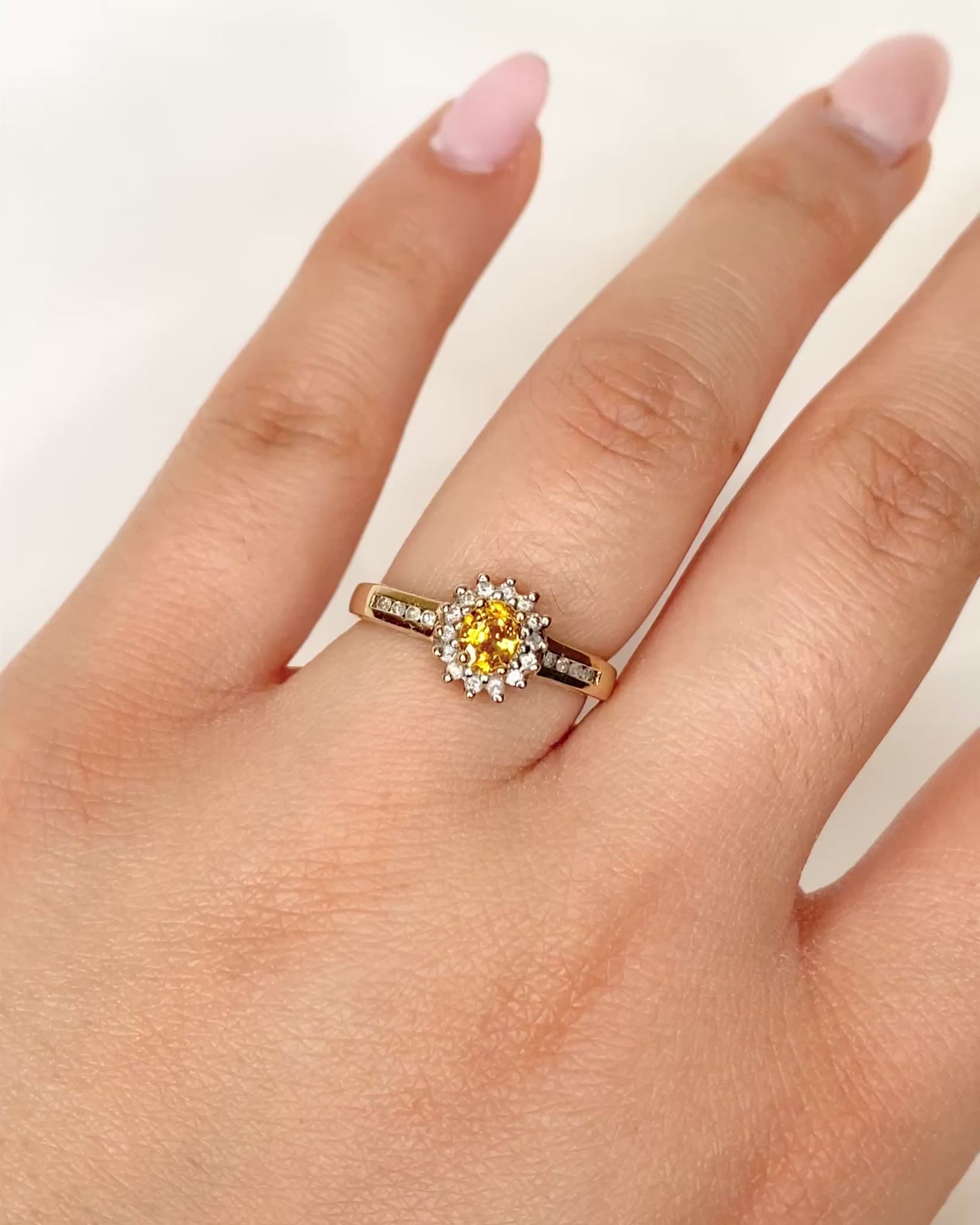 Anillo Margarita Zafiro Amarillo 0,54 quilates y Diamantes "Gaia"