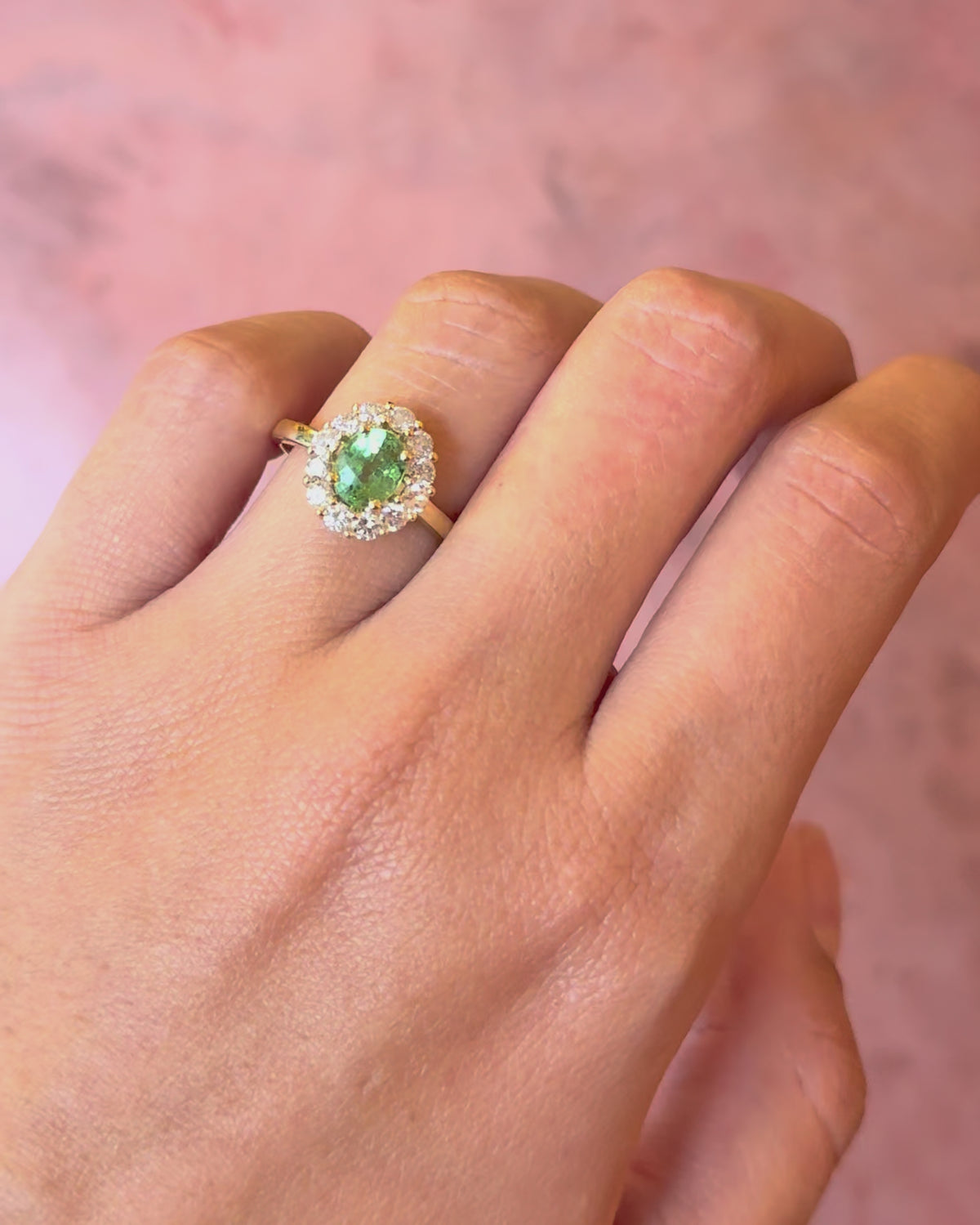 Anillo Margarita de Granate y Tsavorita de Tanzania de 1.14 quilates y Diamantes de 0.63 quilates «Aya»