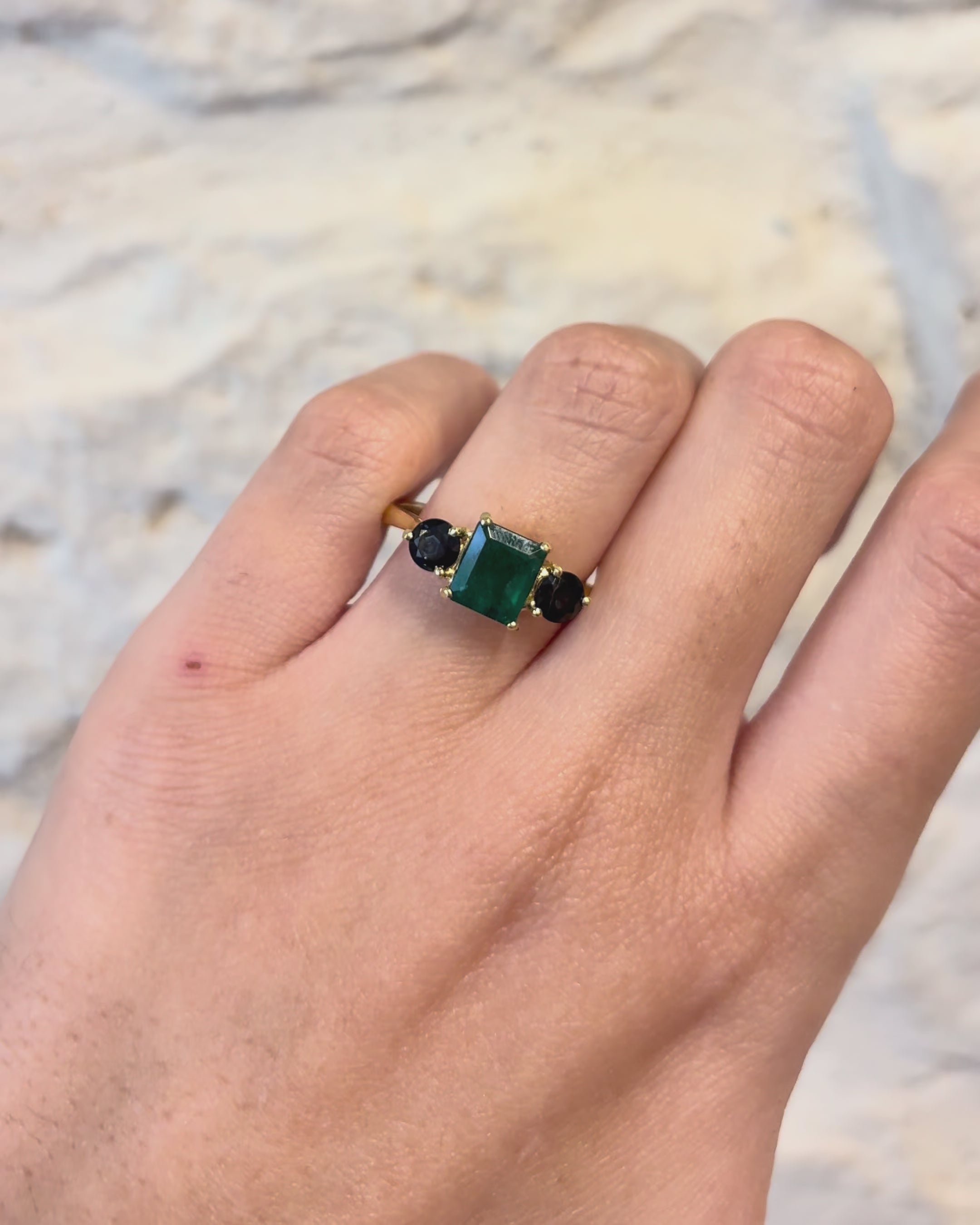 Bague Trilogie Émeraude 1.27 carat &amp; Saphirs 0.80 carat "Nola"