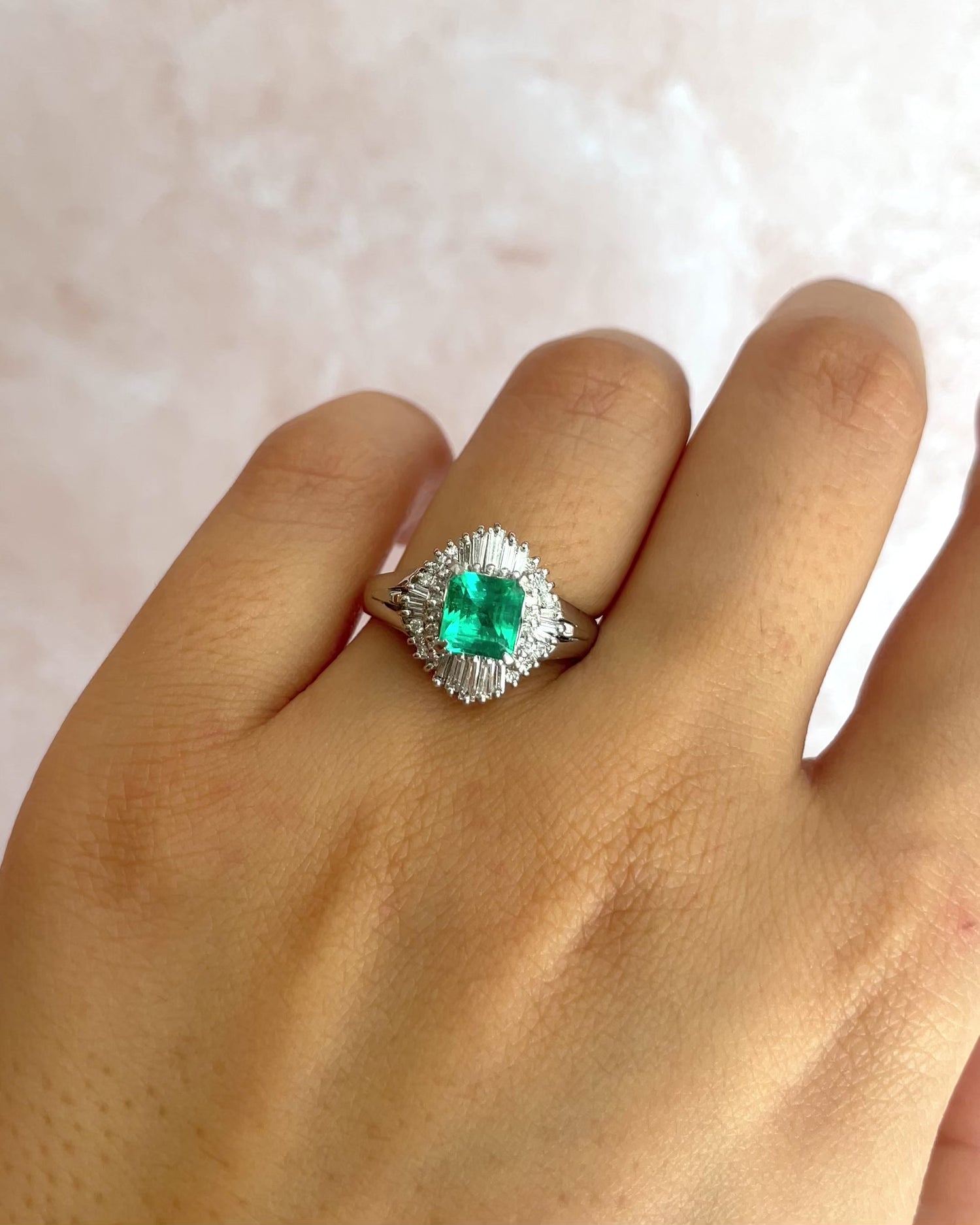 Bague Marguerite Émeraude 0.78 carat &amp; 44 Diamants "Amalia"
