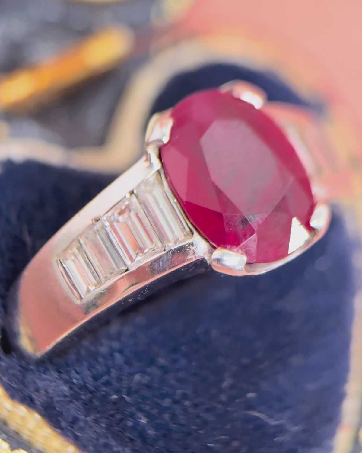 Anillo tipo alianza de rubí de 2.91 quilates y diamantes baguette, 6.3g «Carmine»