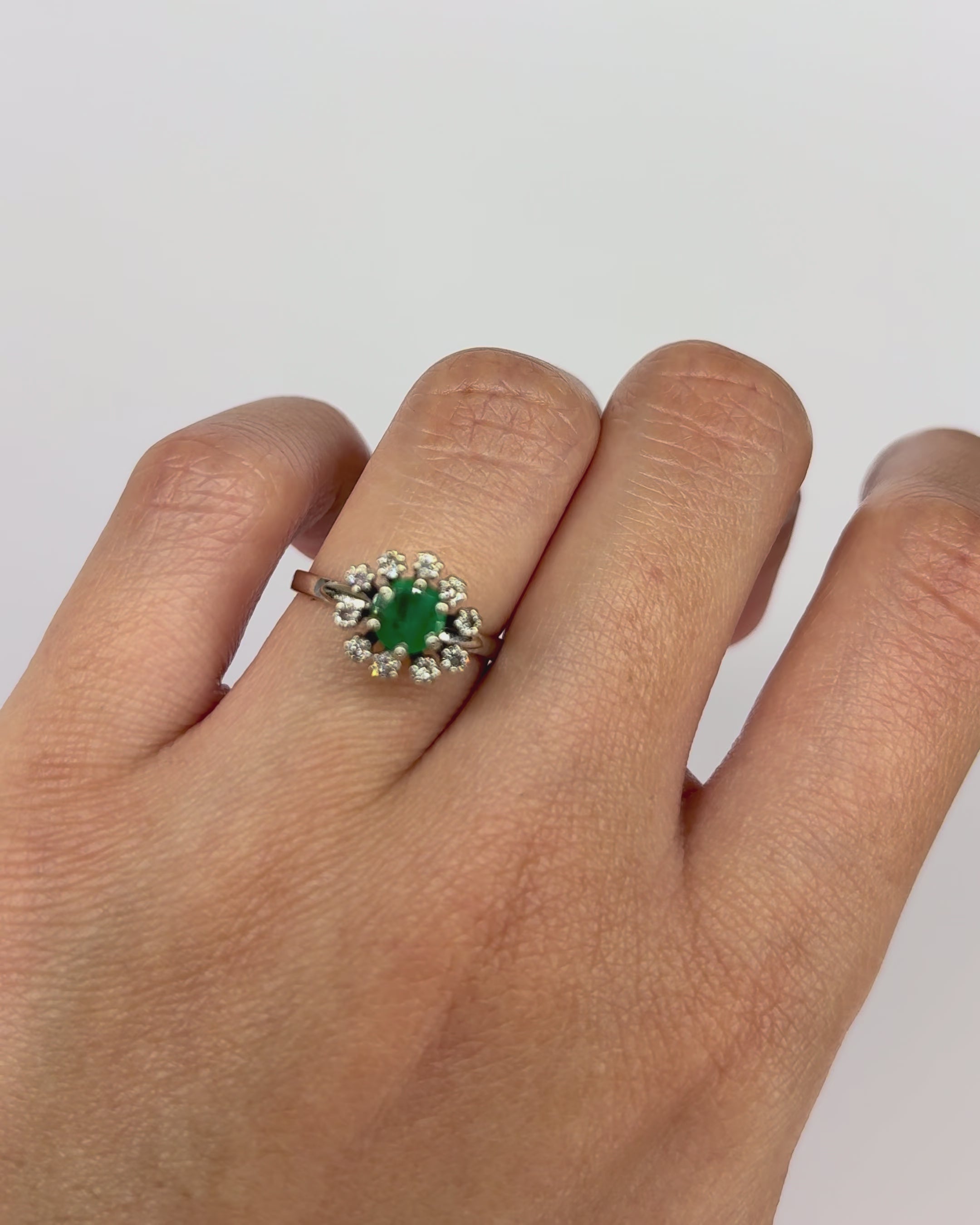 Bague Marguerite Émeraude 0.65 carat &amp; 10 Diamants "Cassandre"