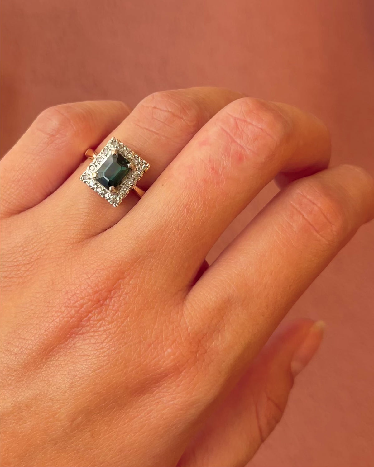Anillo Margarita con zafiro verde de 1.20 quilates y diamantes de 0.24 quilates, 4,99 g «Maelle»