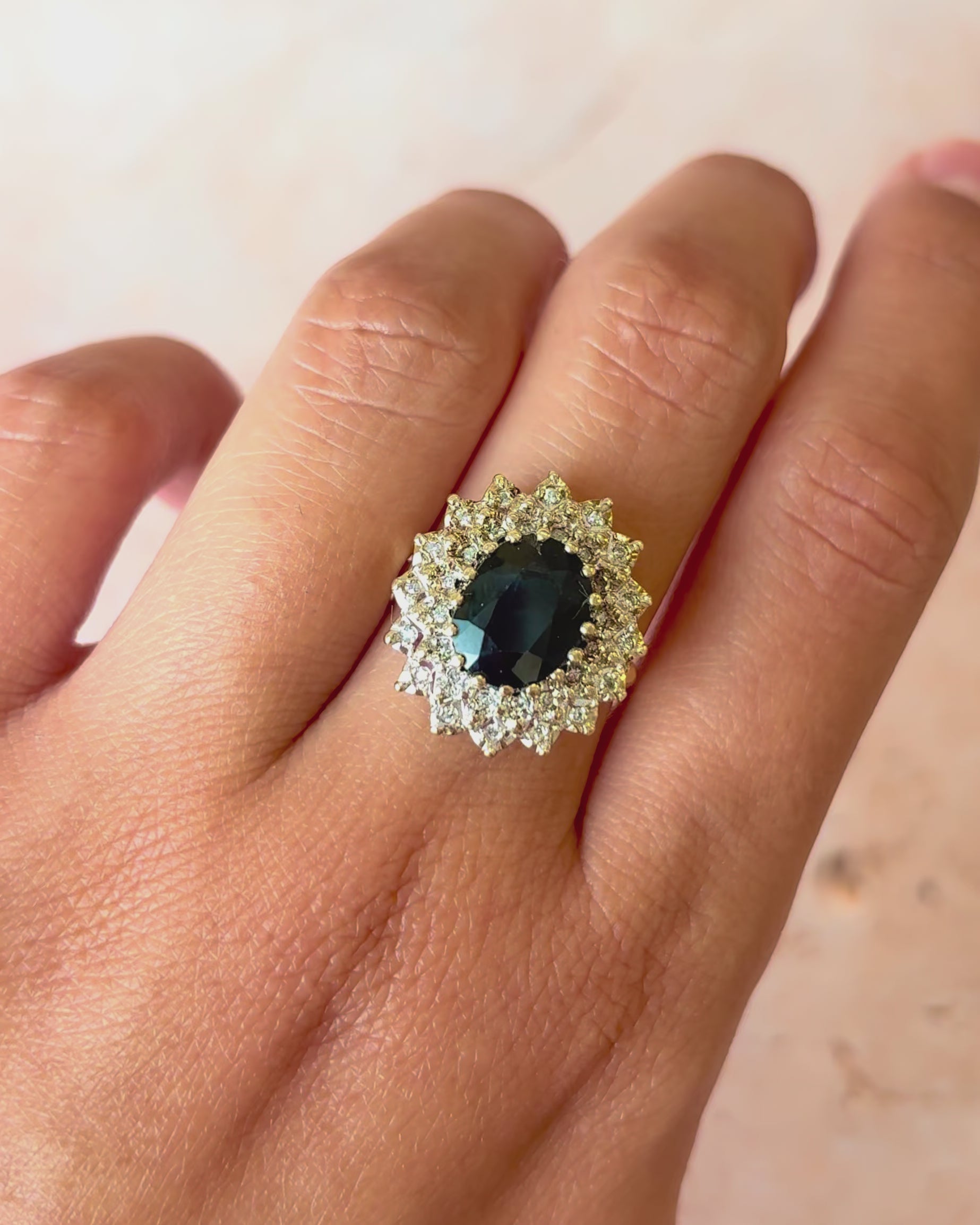Anillo Marguerite Zafiro 2.85 quilates y Diamantes 0.32 quilates "Albane"