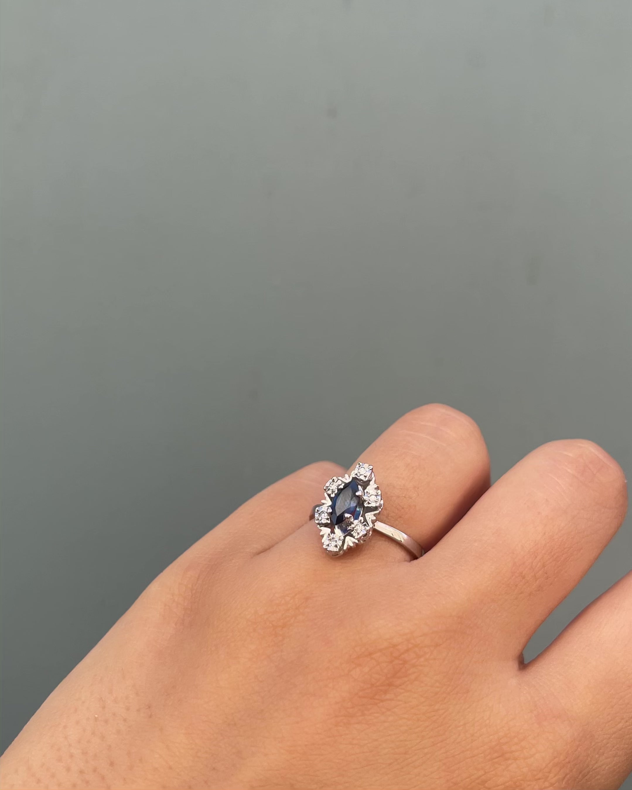 Marguerite Sapphire Ring 0.53 carat &amp; Diamonds "Nahia"