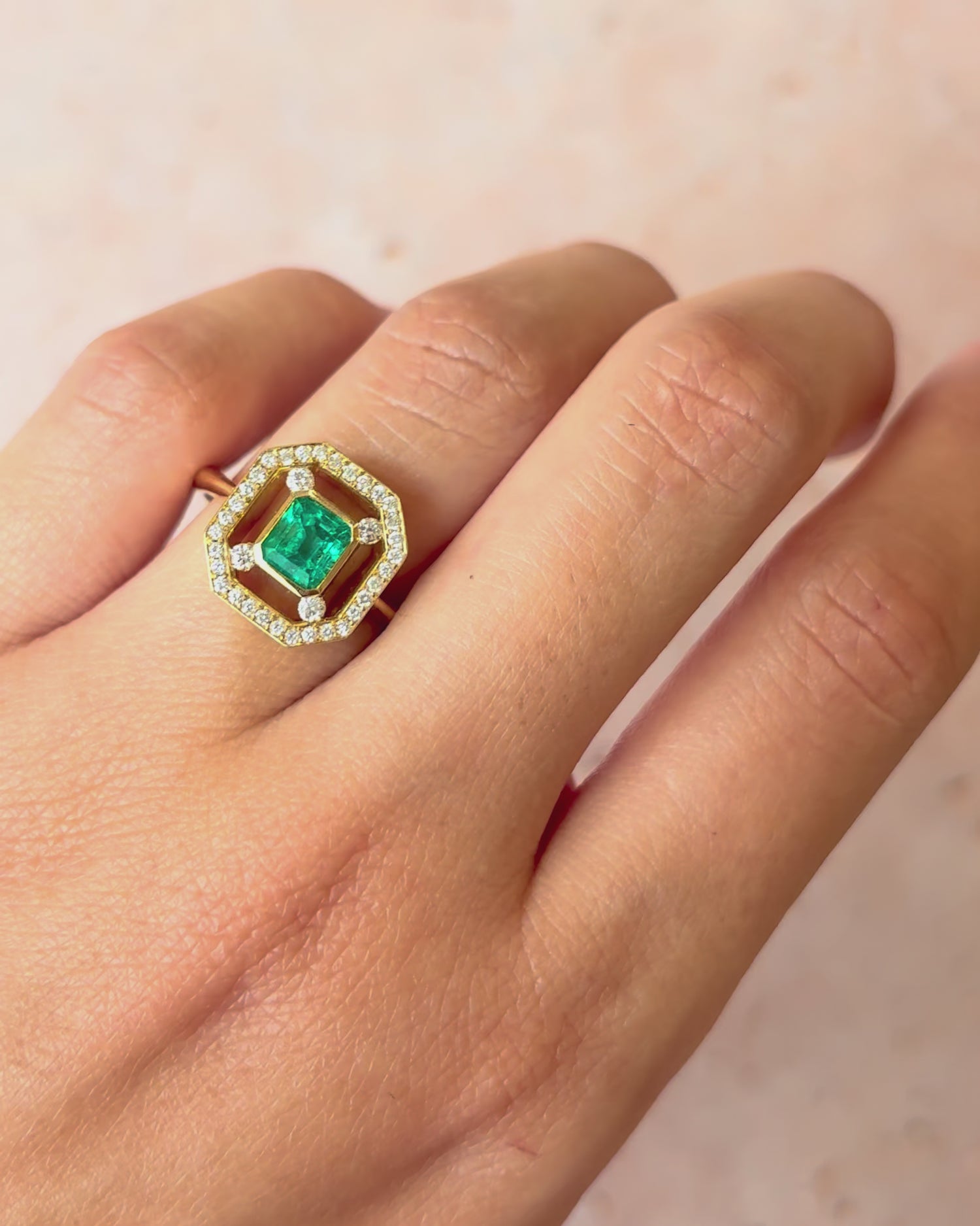 Bague Style Art Déco Émeraude 0.85 carat &amp; Diamants 0.44 carat 5.43g "Philippa"
