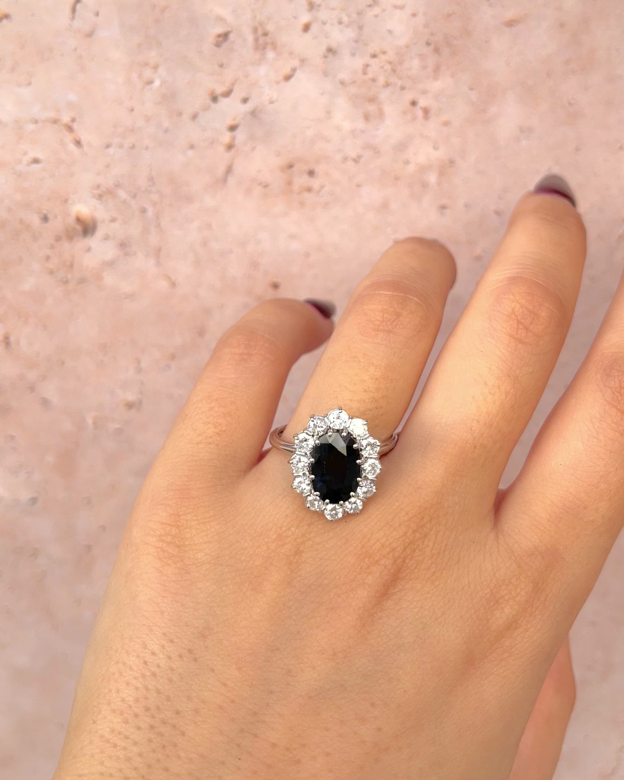 Anillo Marguerite Zafiro 3 quilates y 12 diamantes 0,84 quilates "Aymone"