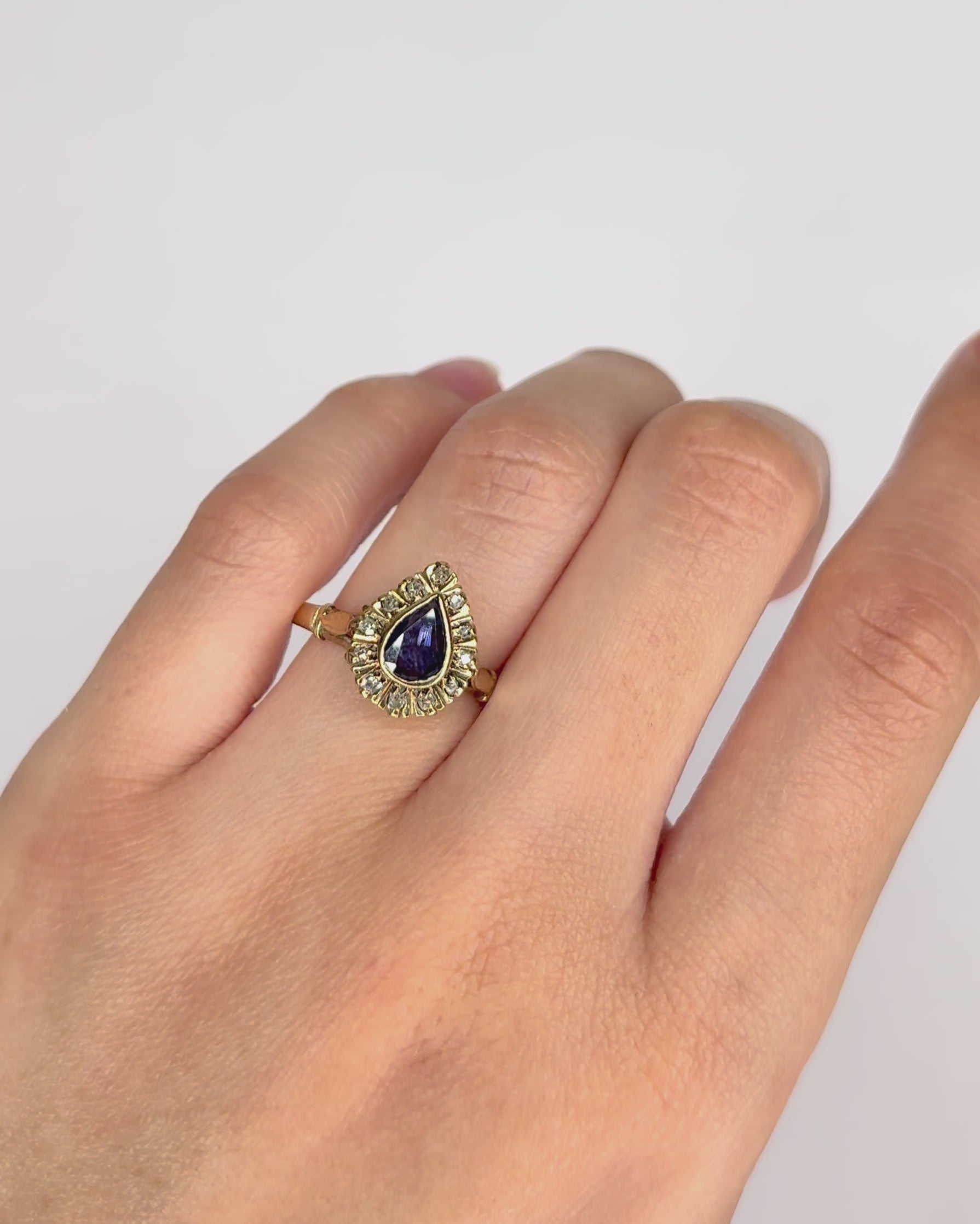 Anillo Margarita Zafiro Pera 0,70 quilates y Diamantes "Paulina"