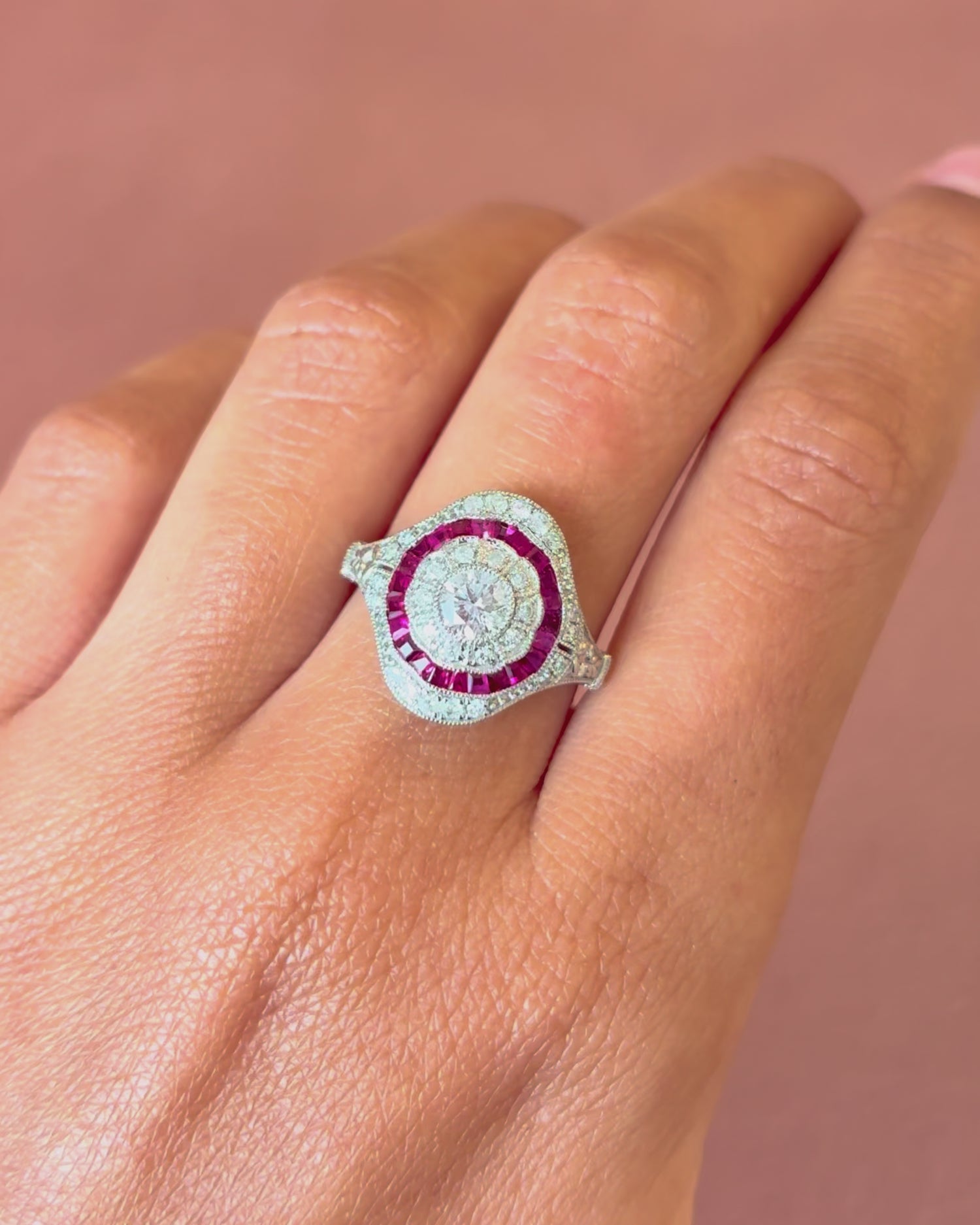 Anillo Art Déco de rubí de 1,15 quilates y diamantes de 0,68 quilates «Aline»