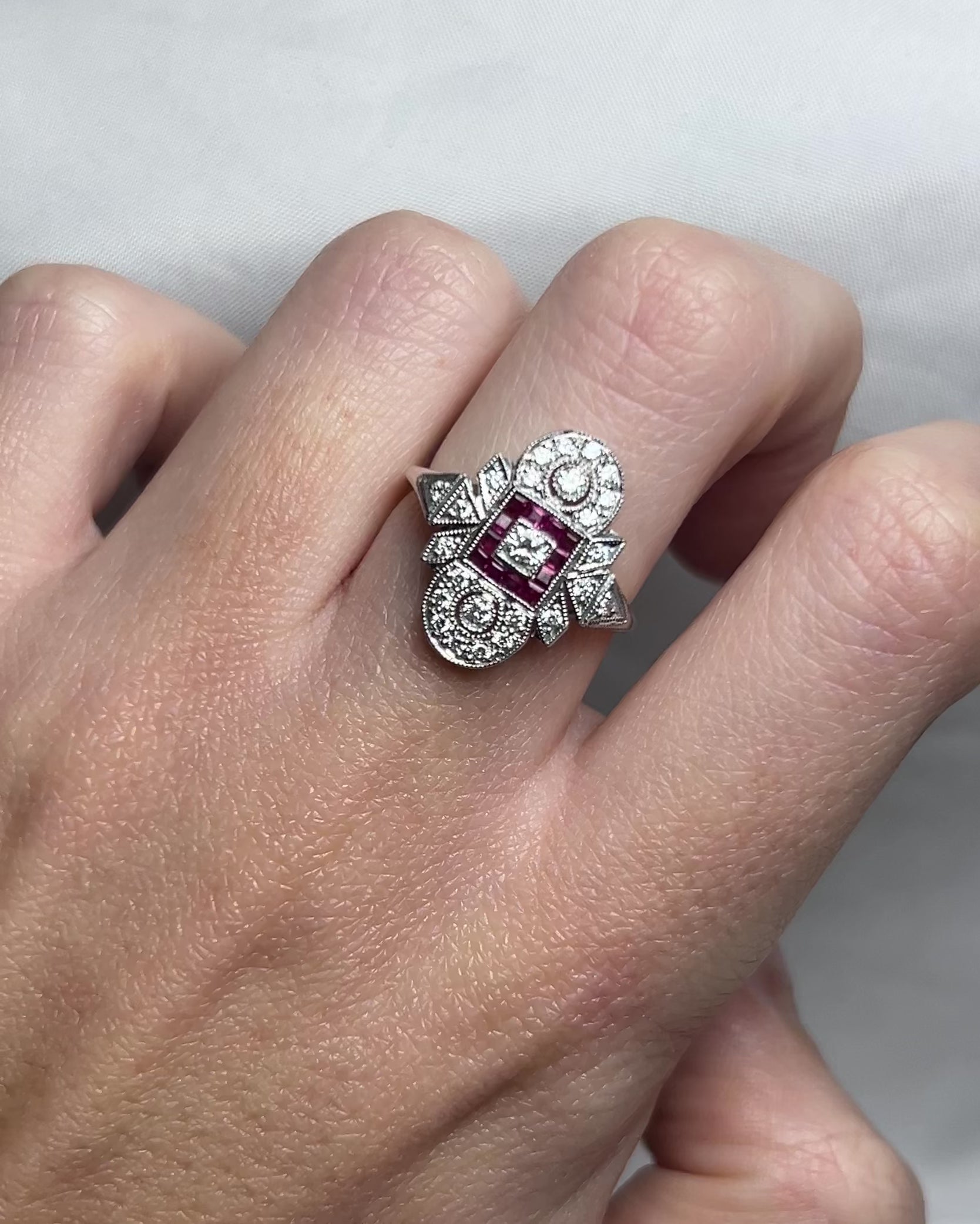Bague Style Art Déco 12 Rubis Calibrés &amp; 25 Diamants "Zina"