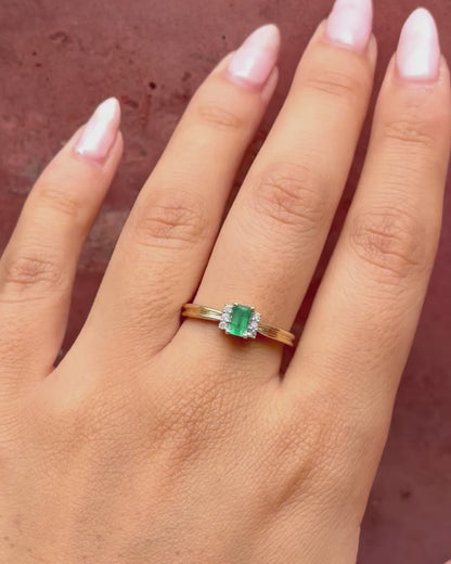 Anillo trilogía de esmeralda y diamantes «Chaïma»