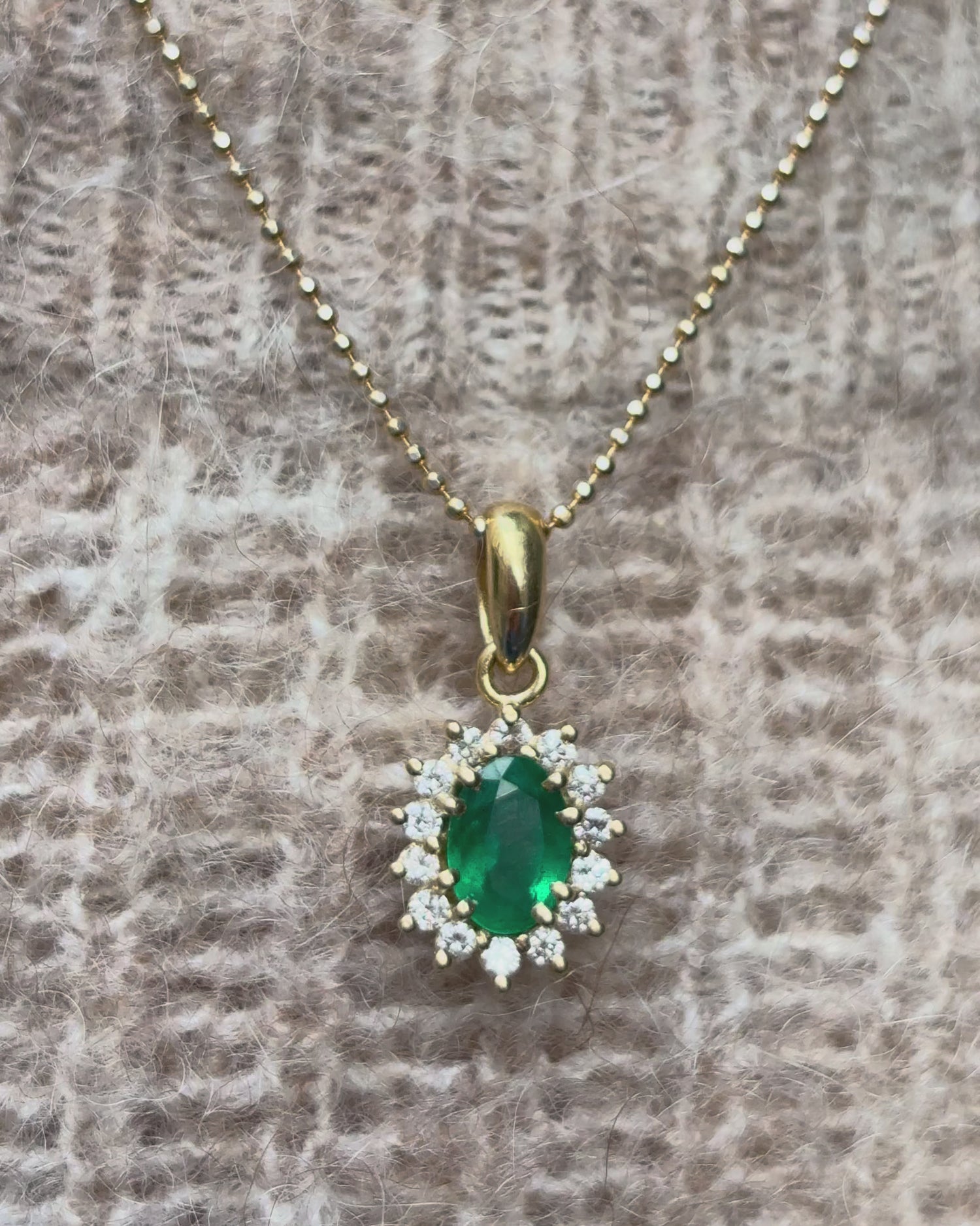 Daisy Emerald Pendant 0.40 carat &amp; 14 Diamond &quot;Sirine&quot;