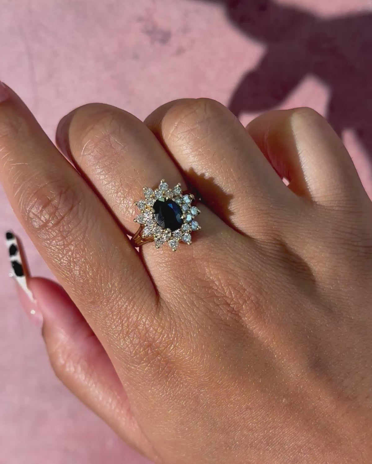 1.79-carat Sapphire Daisy Ring &amp; 0.60-carat Diamonds, 6.04 g, "Hélène"