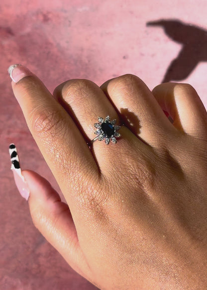 Anillo Margarita de zafiro de 1.40 quilates y diamantes «Suzana»