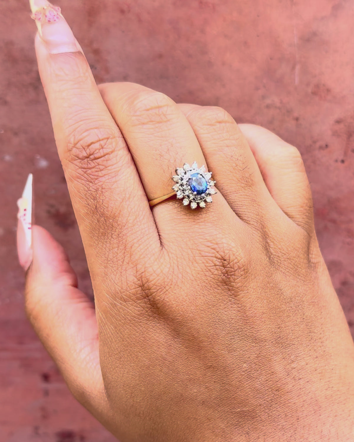 Anillo margarita de zafiro de 0.95 quilates y diamantes de 0.42 quilates «Florence»