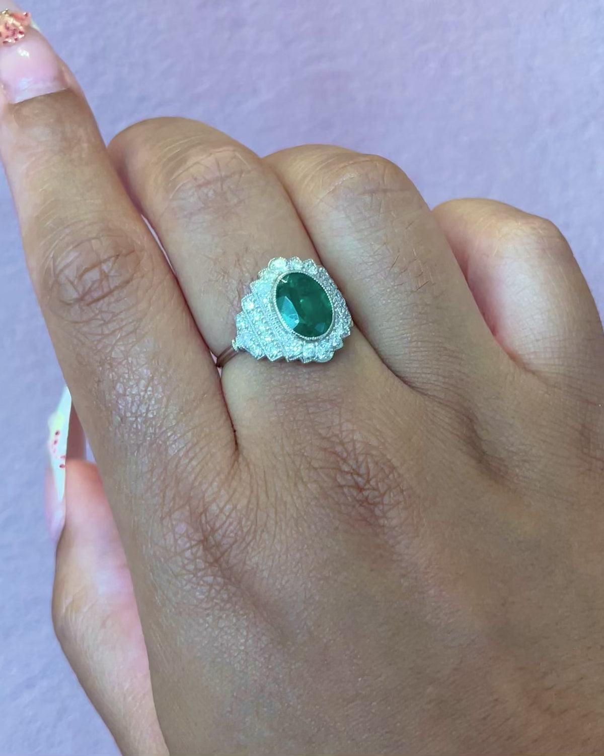 Anillo Art Déco de esmeralda colombiana de 1.65 quilates y diamantes de 0.72 quilates «Tamara»