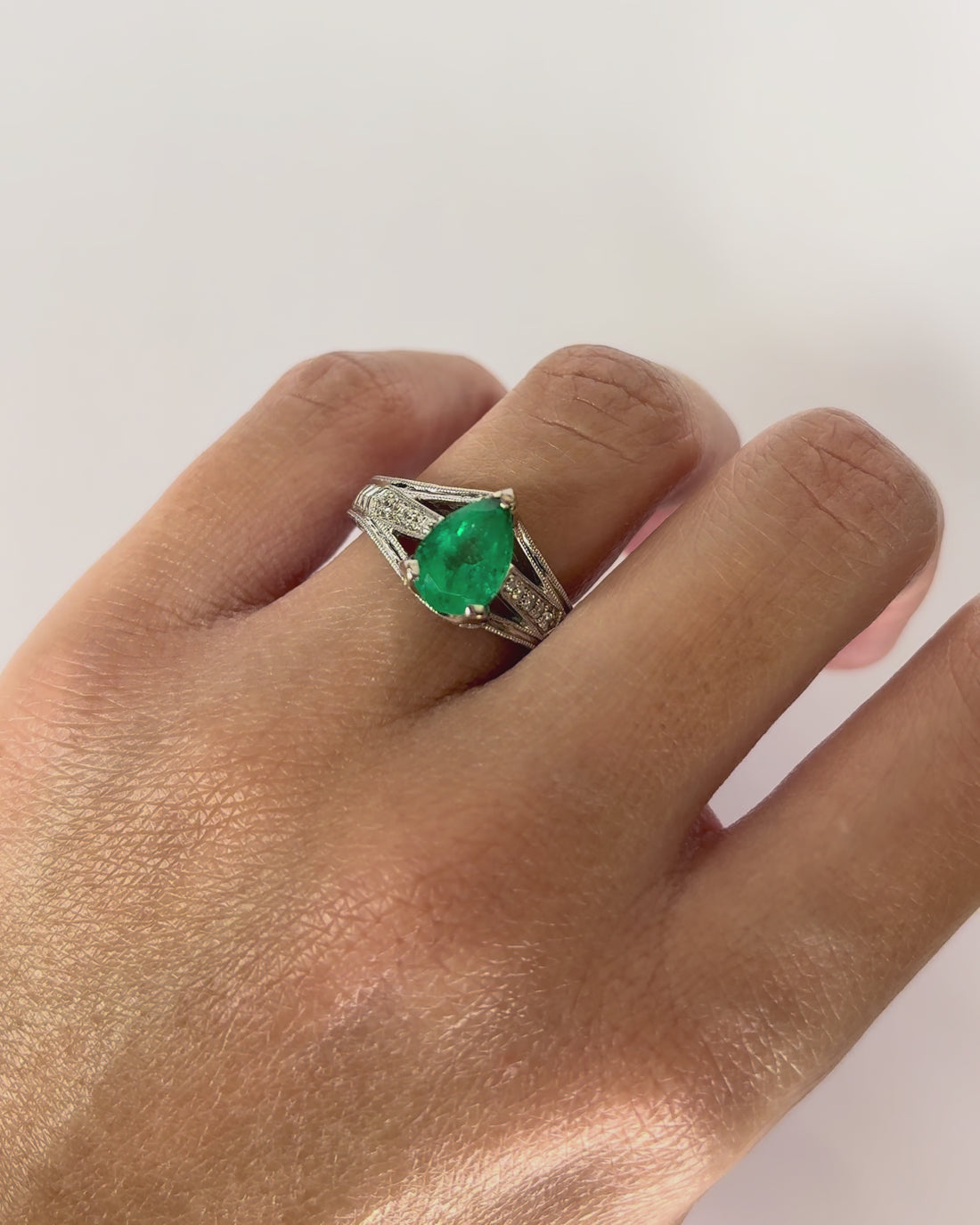 Bague Vintage Émeraude 2 cts &amp; 33 Diamants &quot;Gladys&quot;