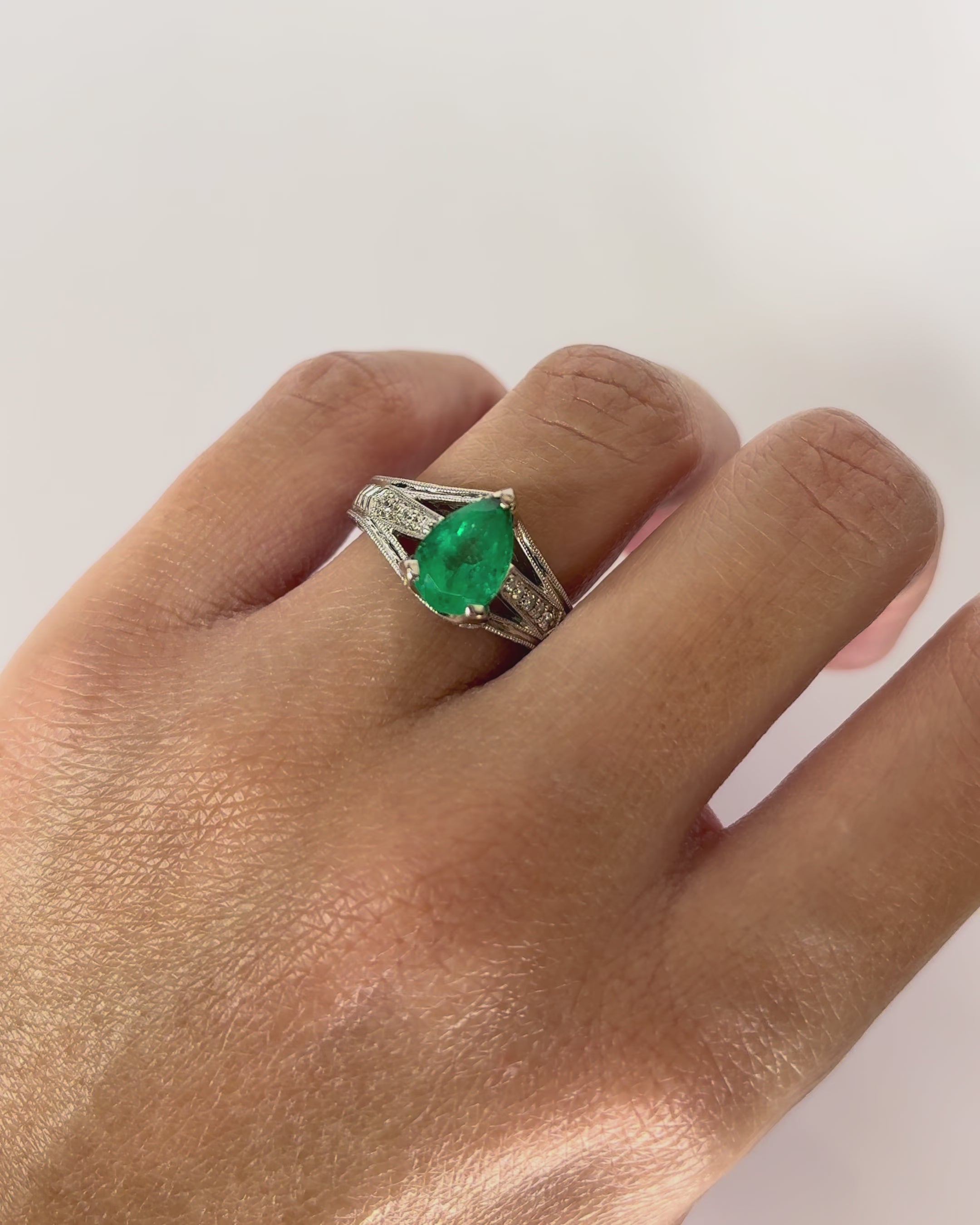 Bague Vintage Émeraude 2 cts &amp; 33 Diamants "Gladys"