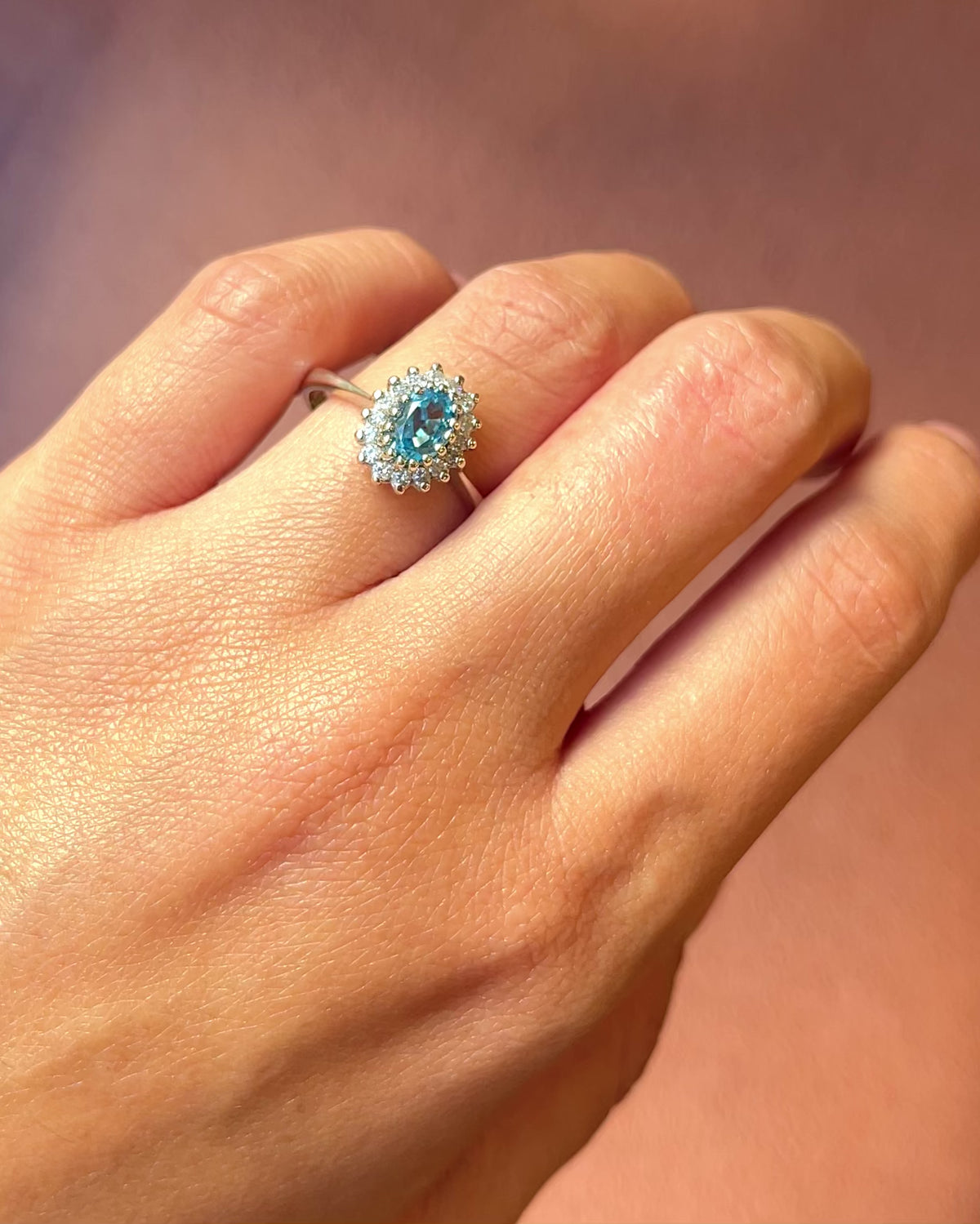 Anillo Marguerite Topacio Azul Suizo 0,89 quilates y Diamantes 0,32 quilates "Linda"