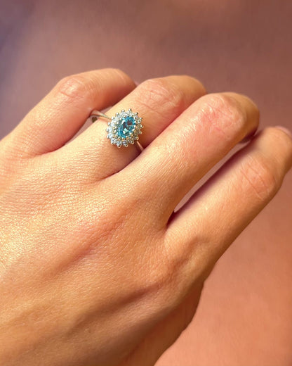 Anillo Marguerite Topacio Azul Suizo 0,89 quilates y Diamantes 0,32 quilates "Linda"