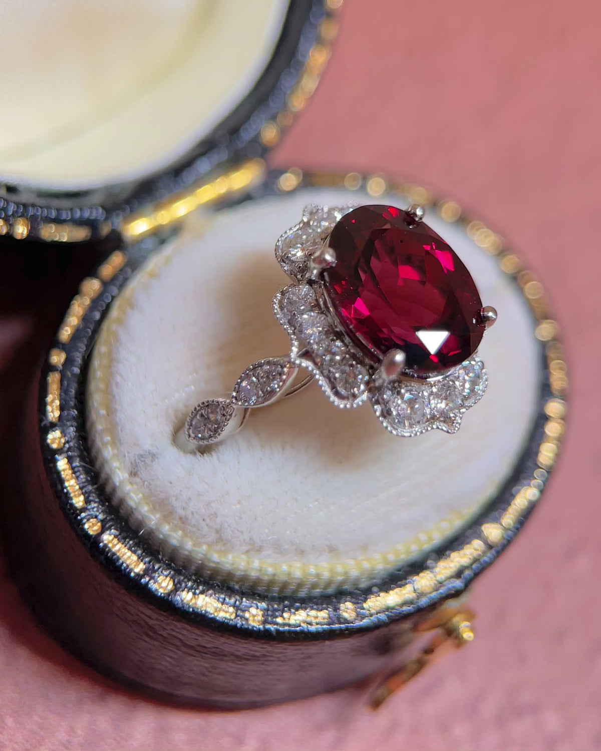 Bague Style Art-Déco Grenat Rhodolite 3.59 carats &amp; Diamants 0.46 carat "Eugènie"
