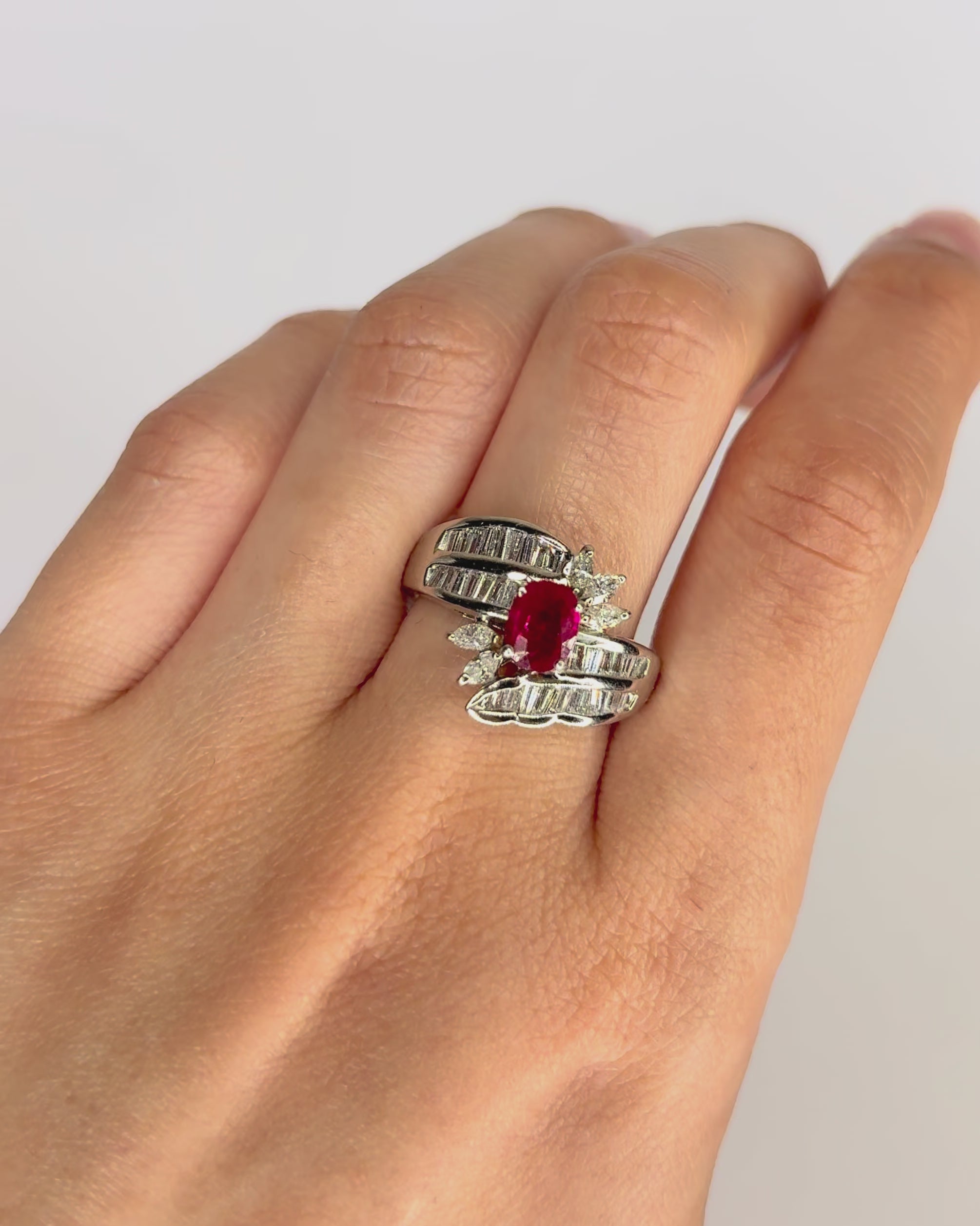 Anillo rígido con rubí de 0,90 quilates, diamantes baguette y marquesa de 0,68 quilates y platino 10,14 g "Althéa"