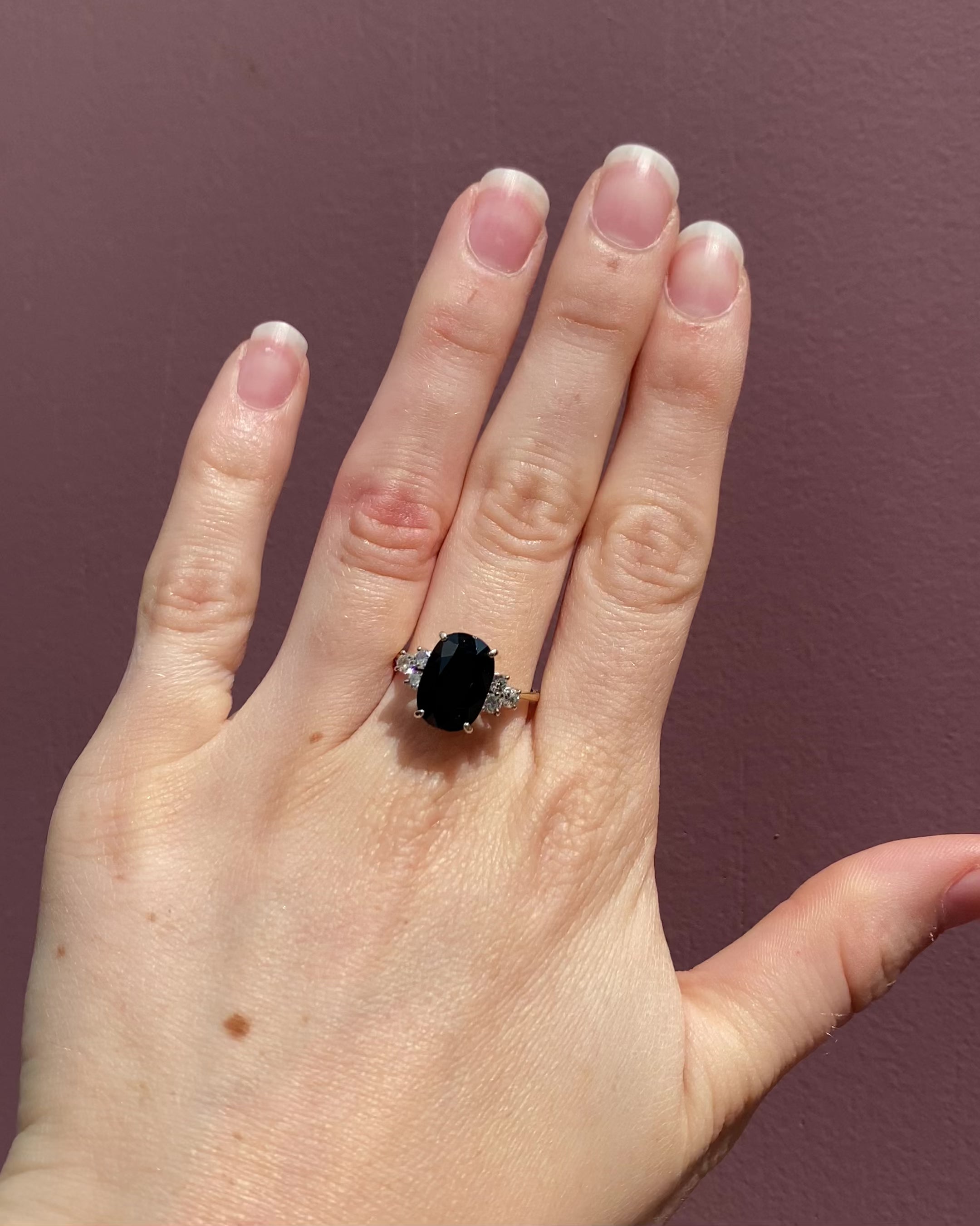 Anillo Trilogía Zafiro 5.10 quilates y Diamantes "Calypso"