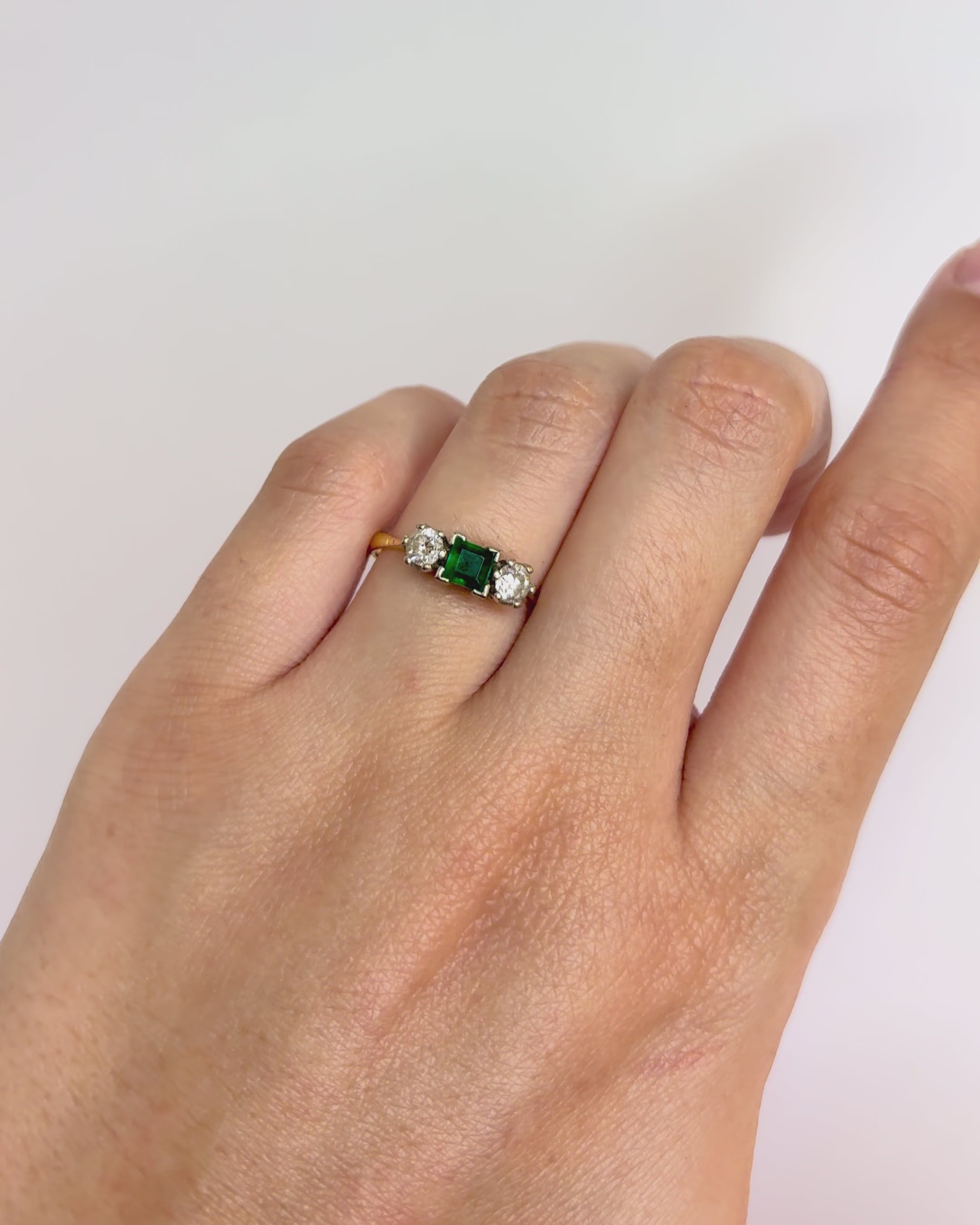 Bague Trilogie Émeraude 0.36 carat &amp; Diamants 0.30 carat "Rafaella"