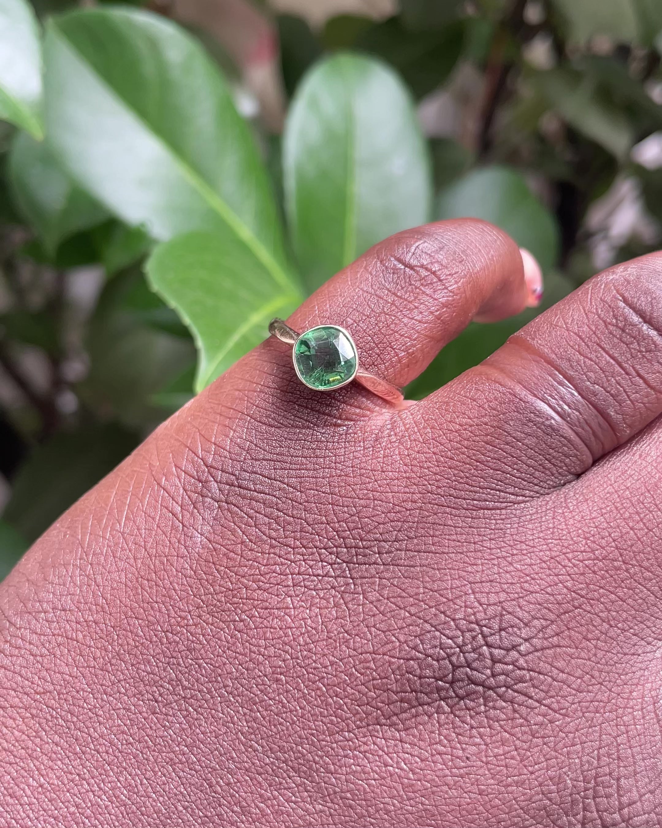 Anillo solitario turmalina verde 1.70 quilates “Azelma”