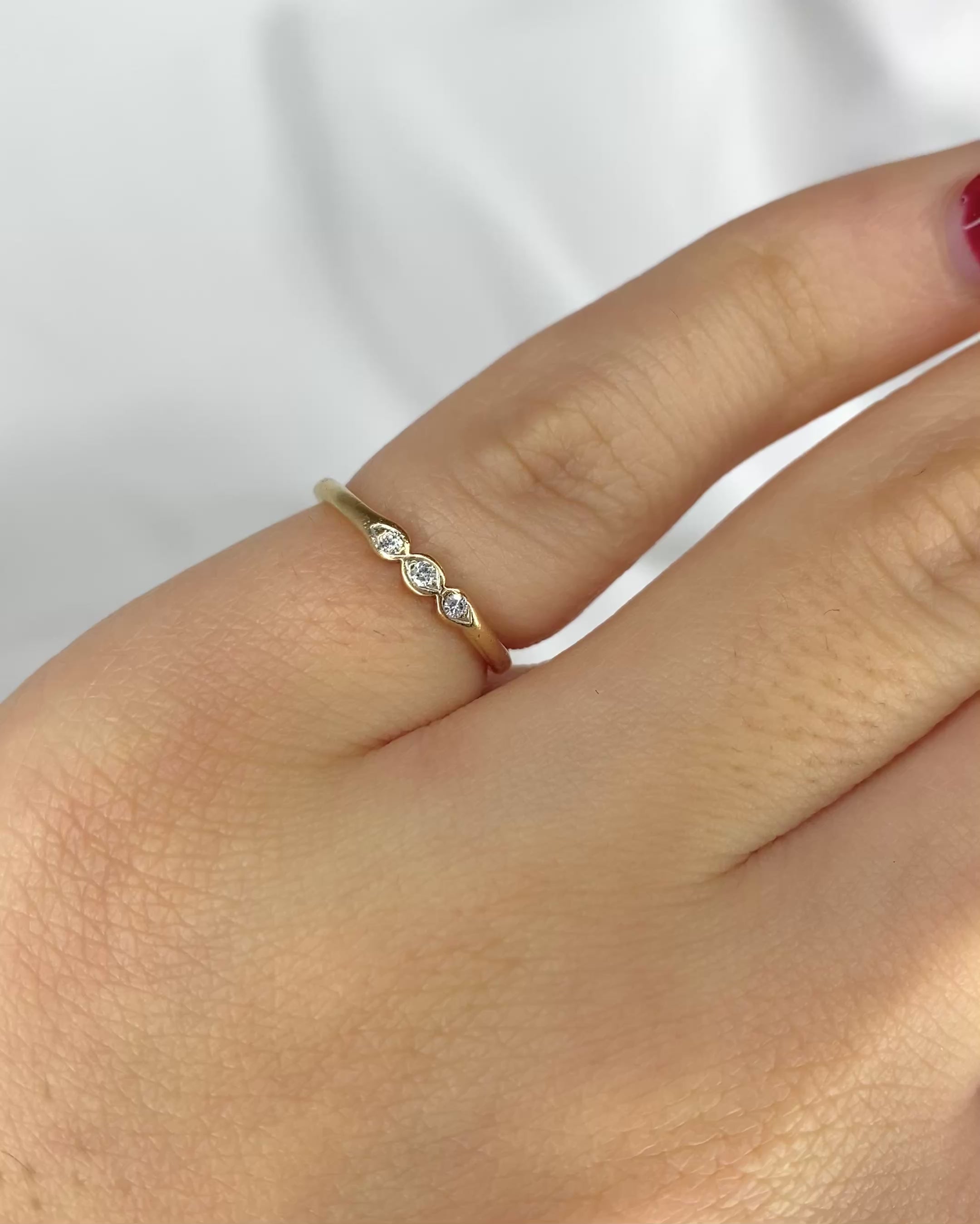 Bague Trilogie Or Jaune &amp; 3 Diamants &quot;Rina&quot;