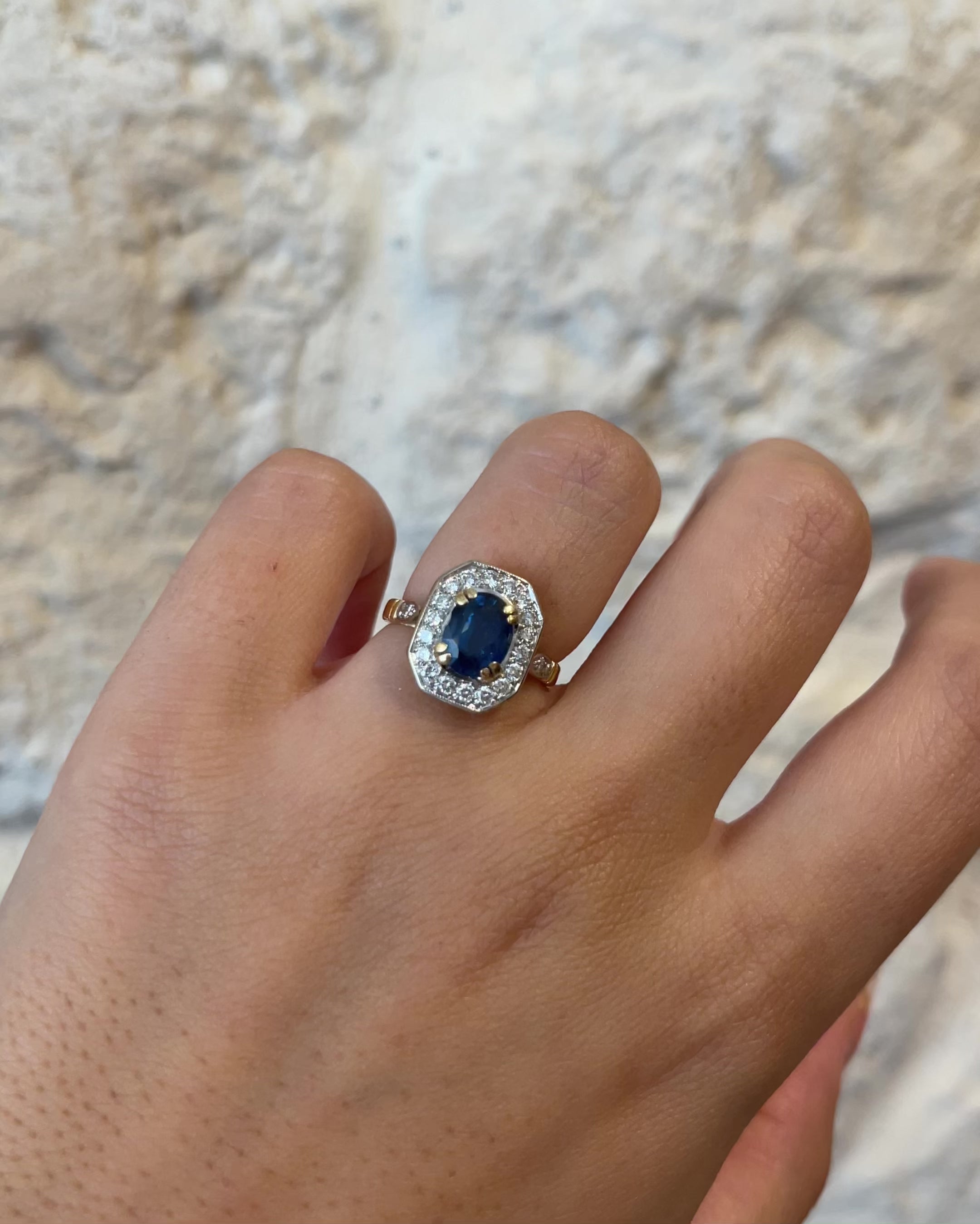 Bague Art Déco Saphir 1.60 carat &amp; Diamants "Aziliz"