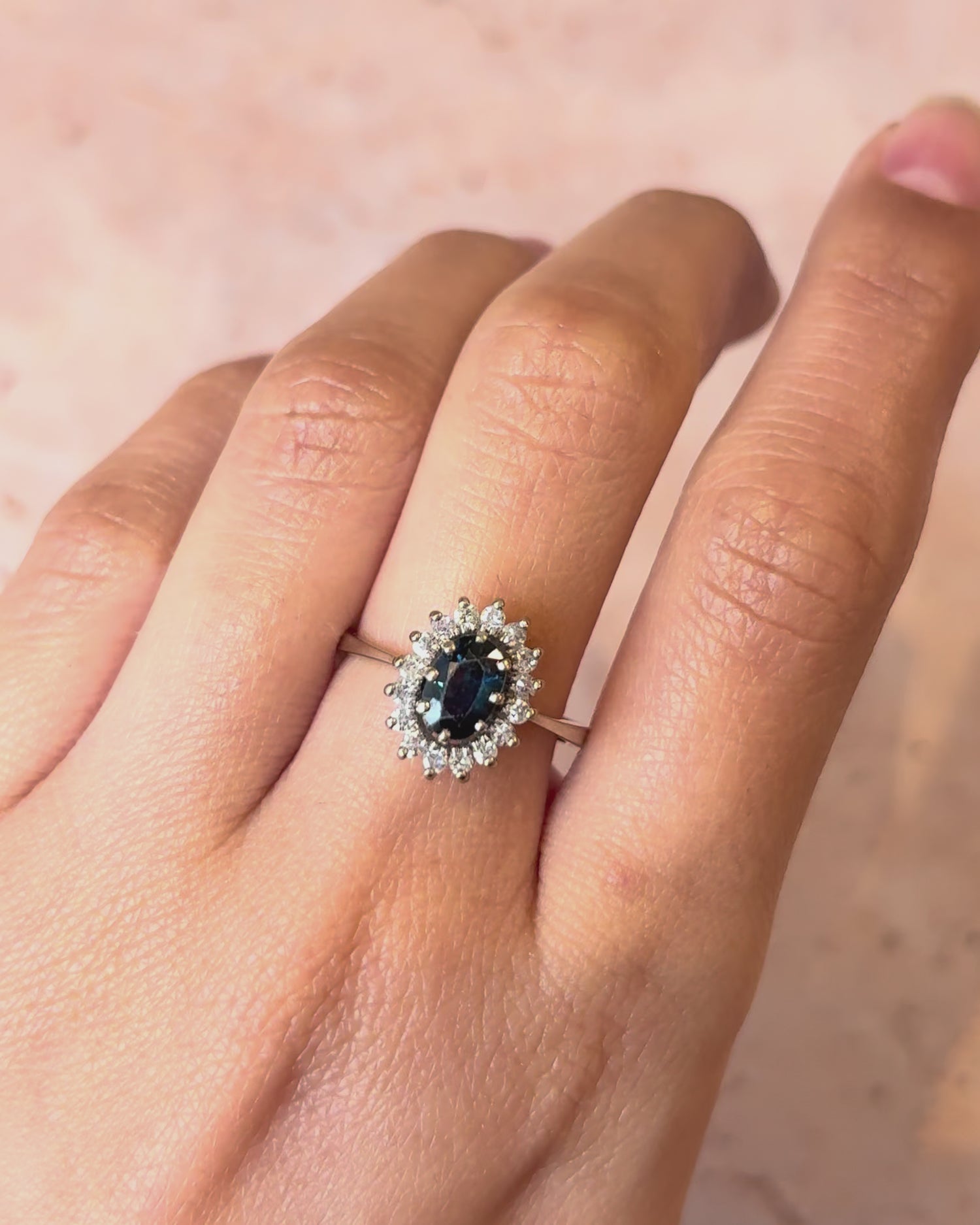 Anillo Marguerite Zafiro 0,90 quilates y Diamantes 0,32 quilates "Thaïs"