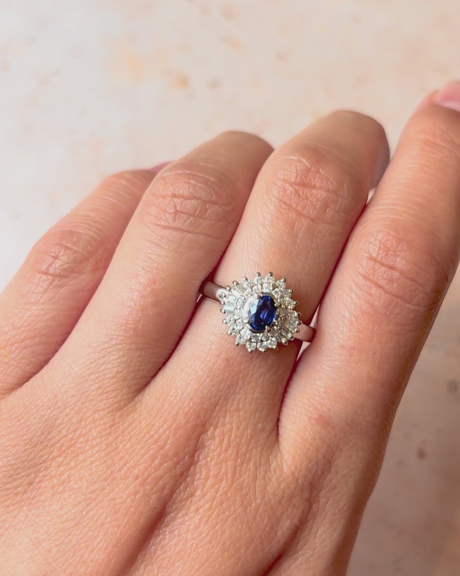 Anillo Marguerite Zafiro 0,44 quilates, Diamantes 0,32 quilates y Platino 5,73 g "Linette"